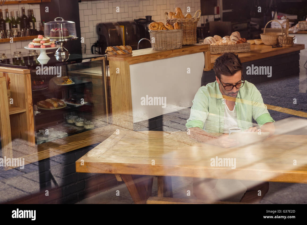 À l'aide d'un ordinateur tablette Hipster Banque D'Images