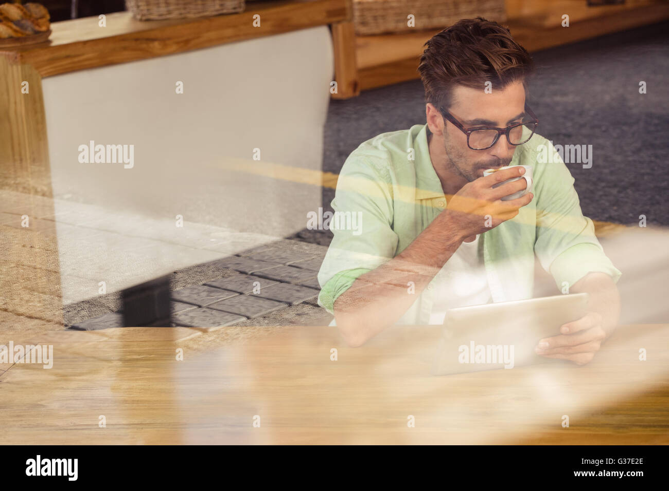 À l'aide d'un ordinateur tablette Hipster Banque D'Images