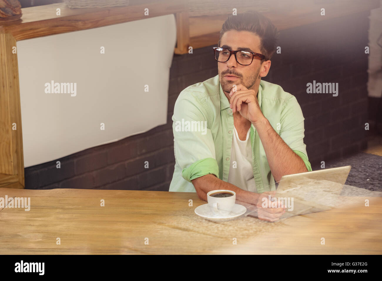 À l'aide d'un hipster réfléchie tablet computer Banque D'Images