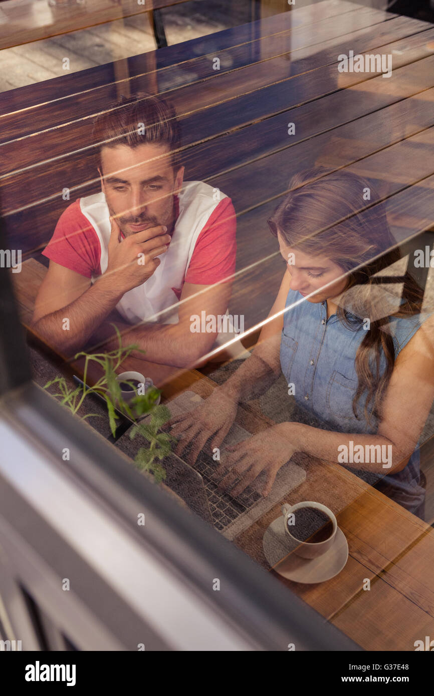 Concentrée couple using a laptop Banque D'Images