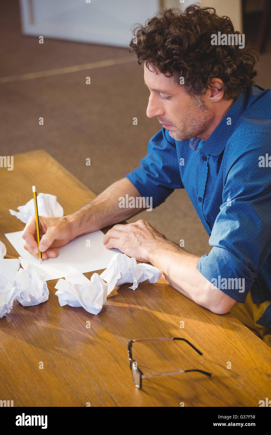 Businessman travaille sur son papier Banque D'Images