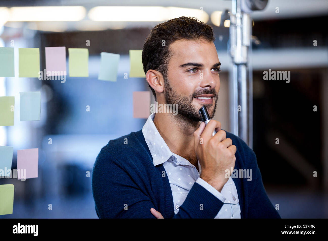 Businessman smiling et réflexion Banque D'Images