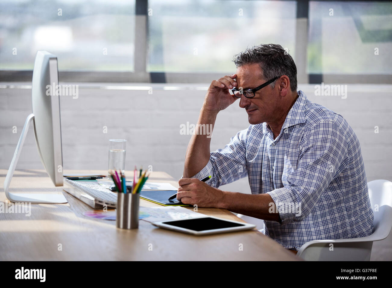Businessman taking notes sur un livre Banque D'Images