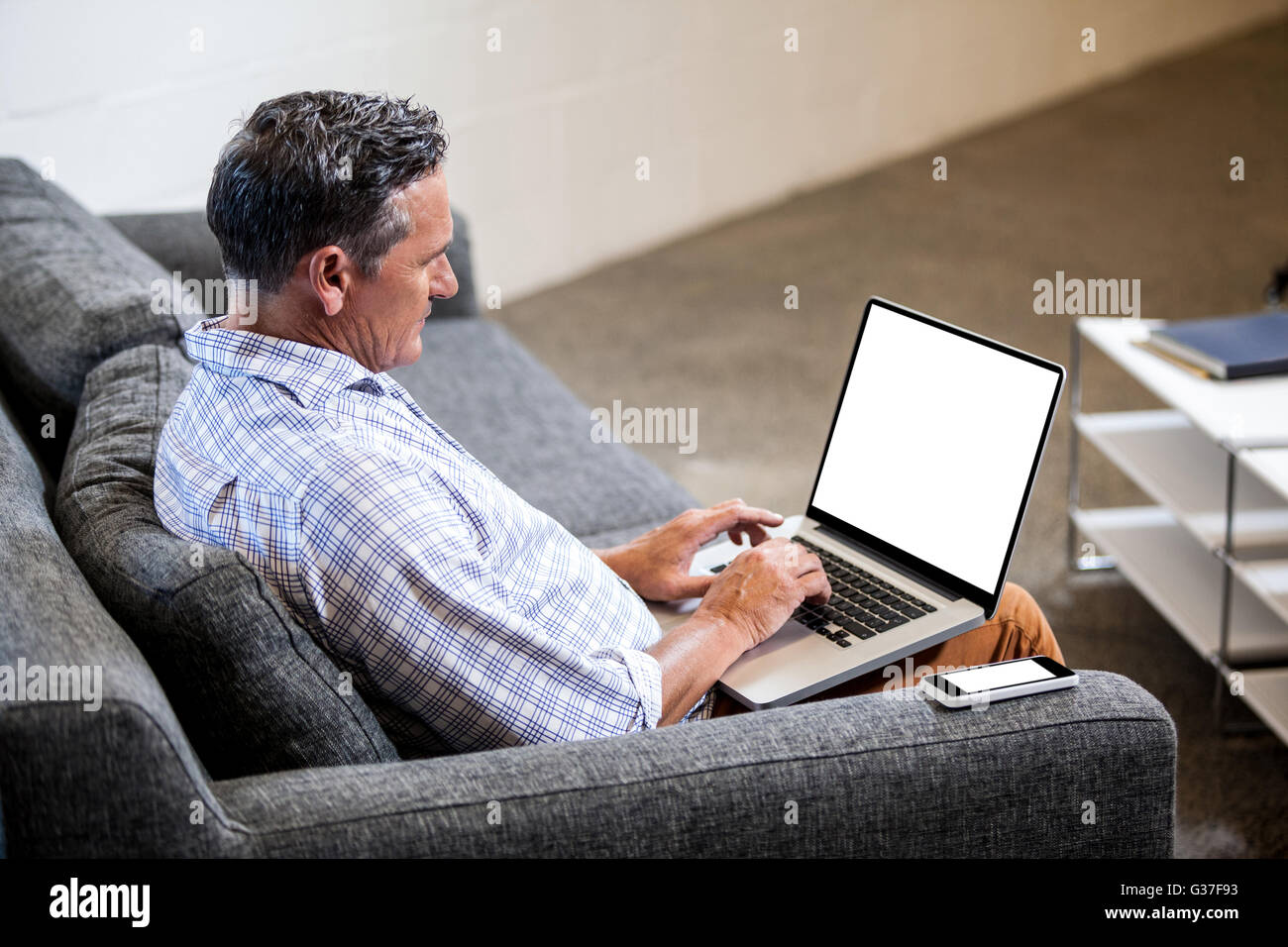 Voir le profil de man avec son ordinateur portable Banque D'Images