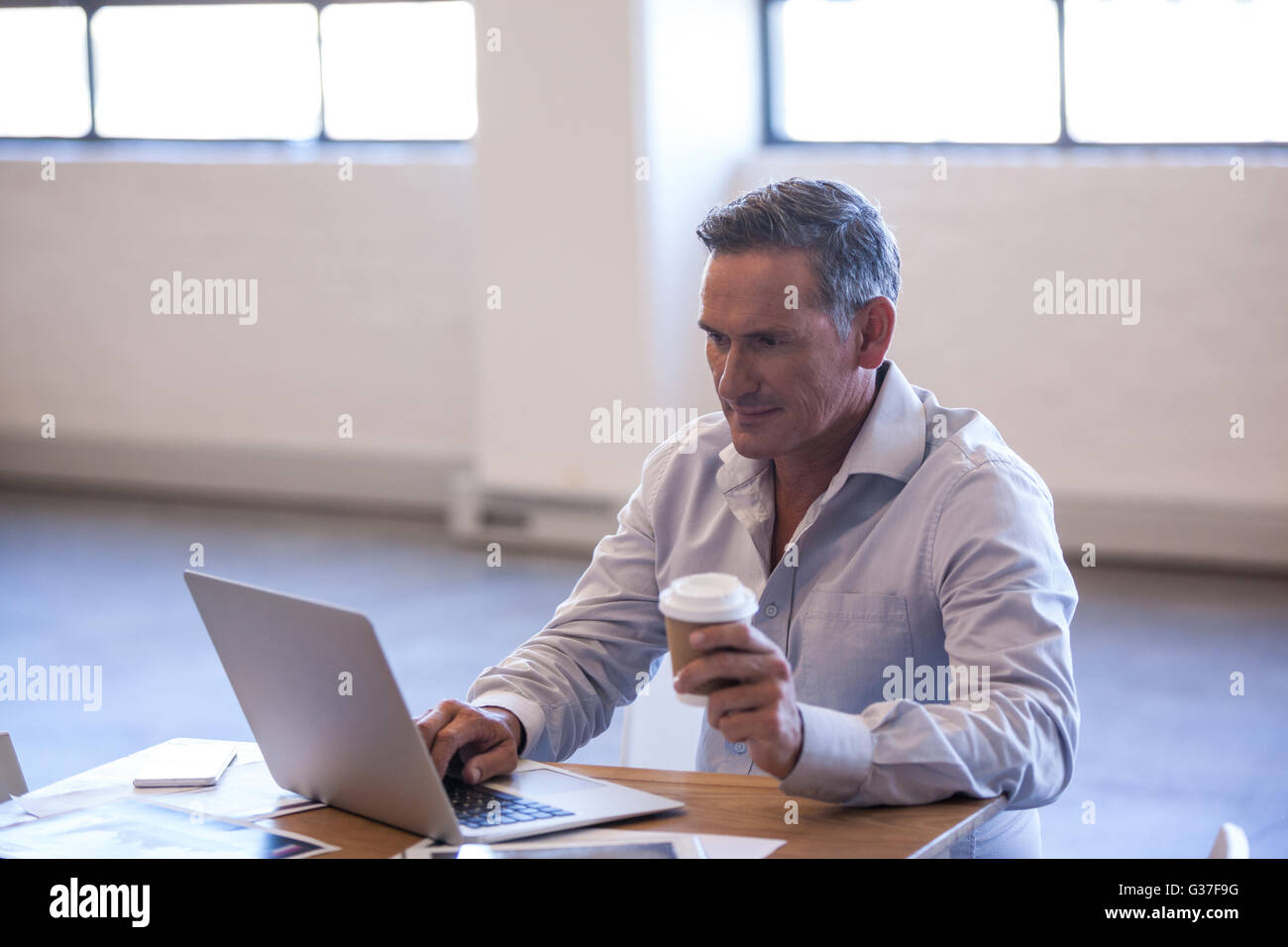 Businessman working on laptop Banque D'Images
