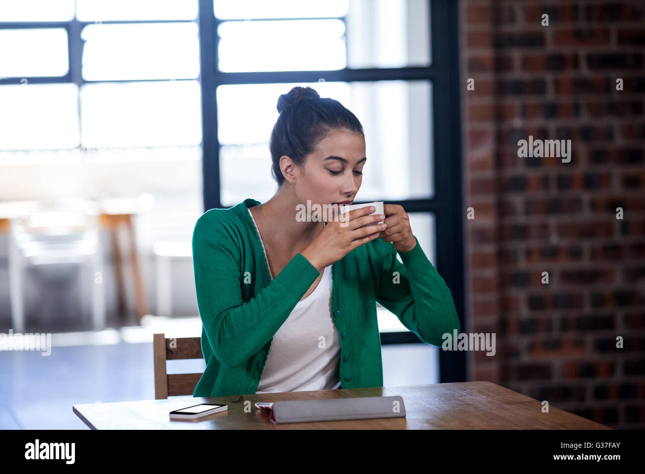 Une Businesswoman drinking coffee Banque D'Images