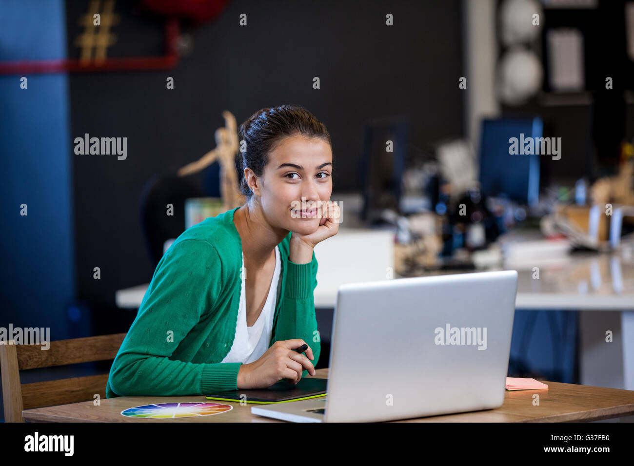 Businesswoman posing with her laptop Banque D'Images