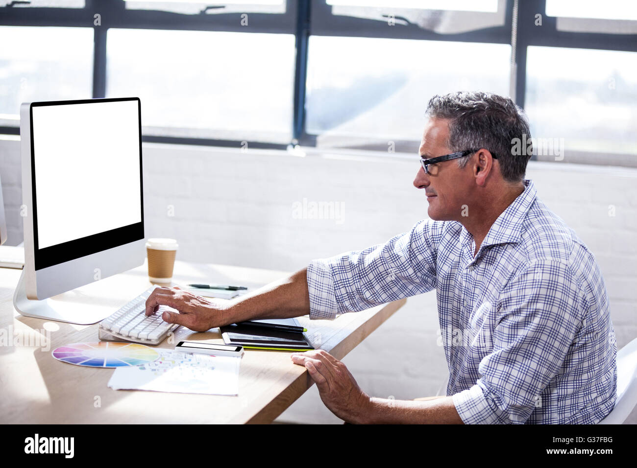 Voir le profil de businessman typing sur son clavier Banque D'Images