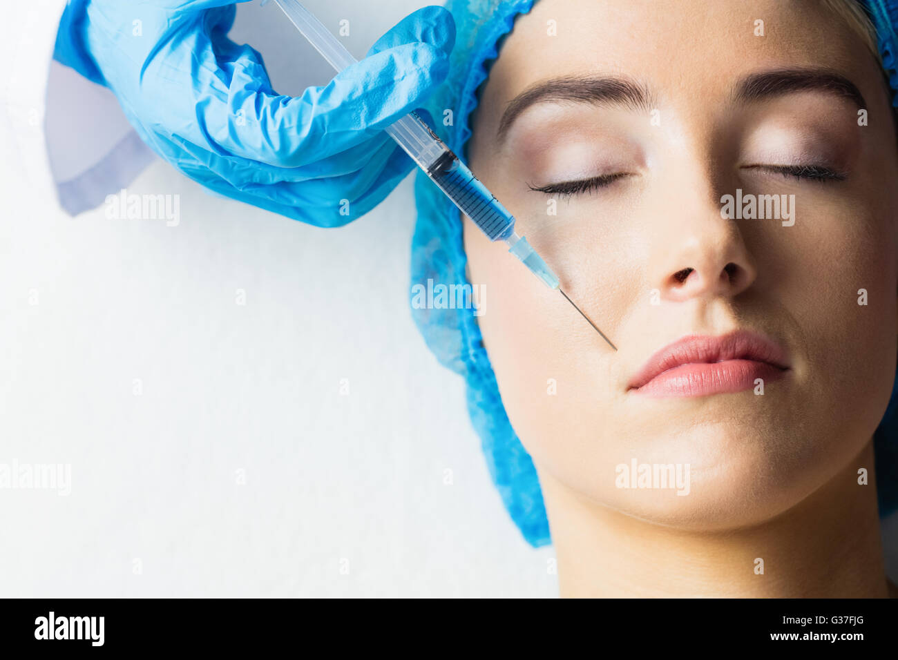 Woman receiving botox injection sur ses lèvres Banque D'Images