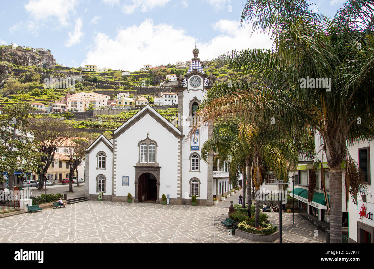 De l'église Igreja de São Bento dans le petit village de Ribeira Brava, sur l'île de Madère avec ses petites rues pavées Banque D'Images