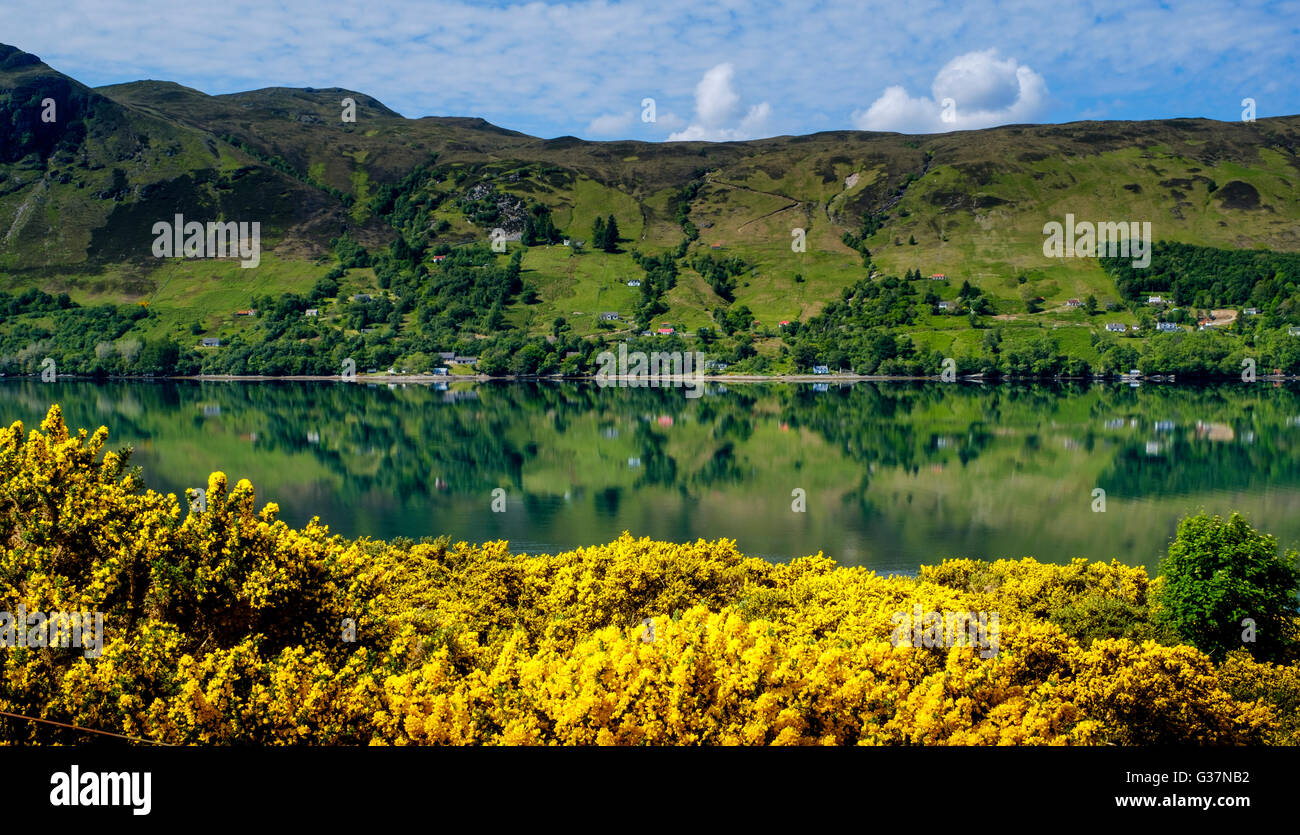 Les réflexions dans le Loch Broom près d'Ullapool, Ross-shire, Scotland Banque D'Images