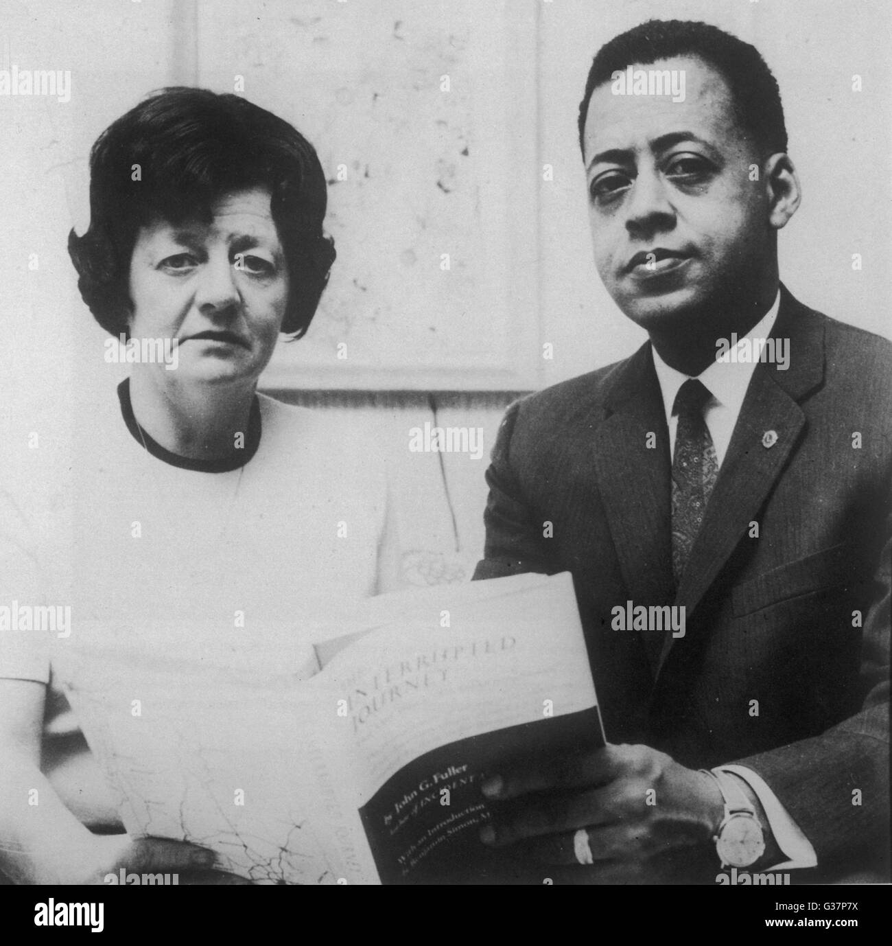 Le couple Hill Photographié en 1966, cinq ans après leur prétendu enlèvement ; ils détiennent John Fuller livre 'voyage interrompu' qui raconte leur histoire. Date : 1961 Banque D'Images