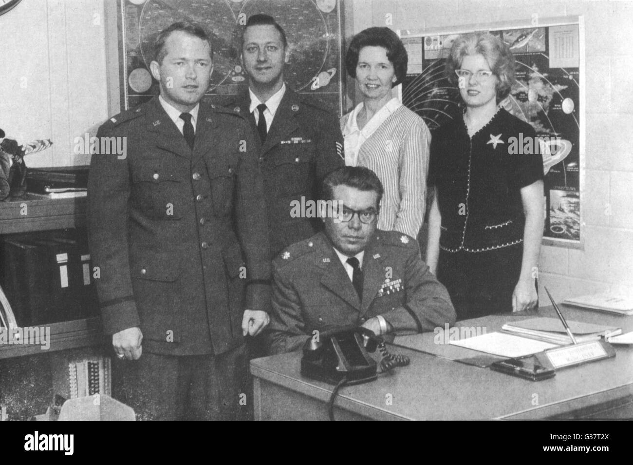 Hector Quintanilla avec d'autres membres du personnel de l'United States Air Force's 'Project Blue Book' Date : vers 1955 Banque D'Images