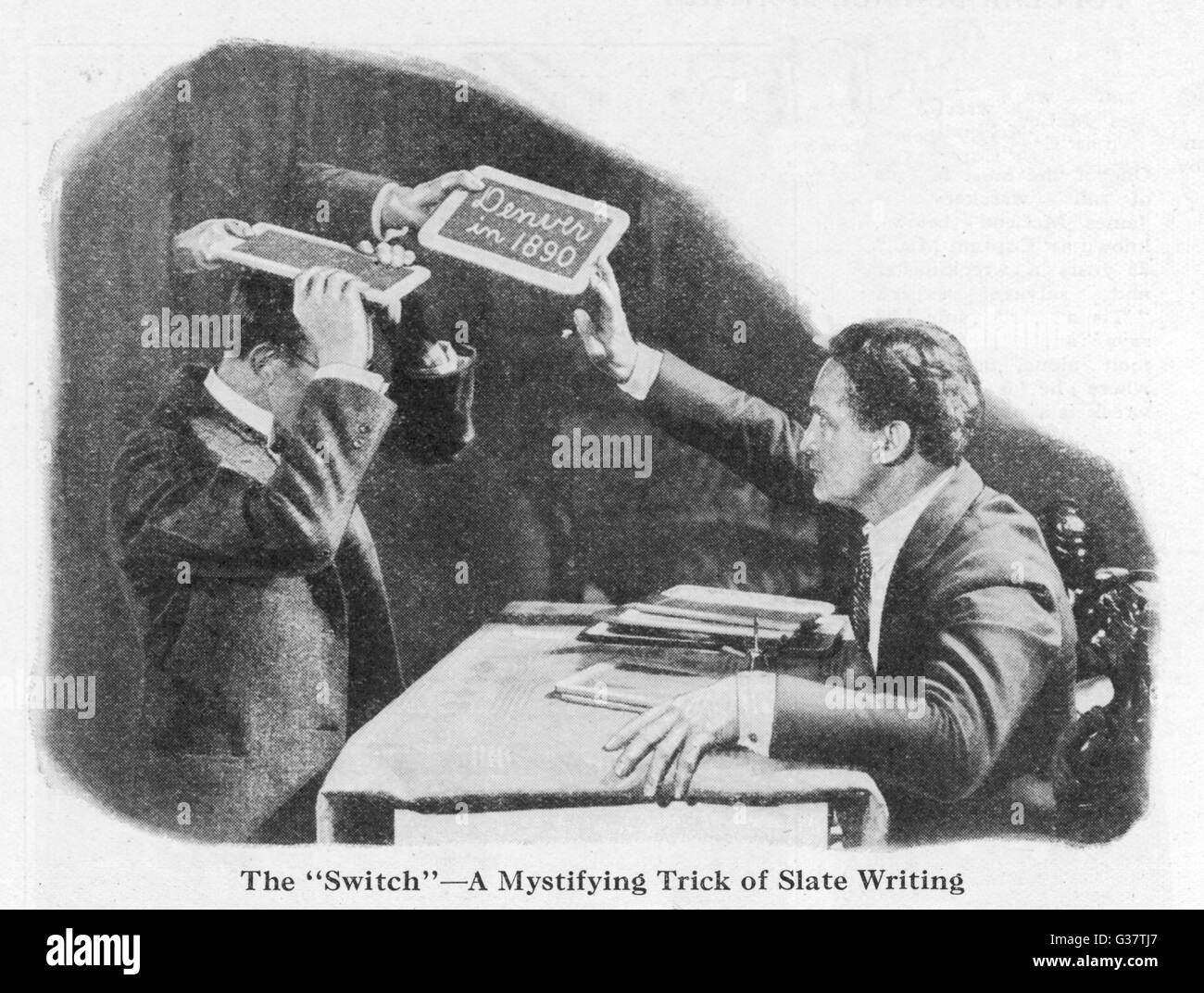 Houdini démontre comment les ardoises peuvent être modifiés lors d'une seance Date : 1925 Banque D'Images