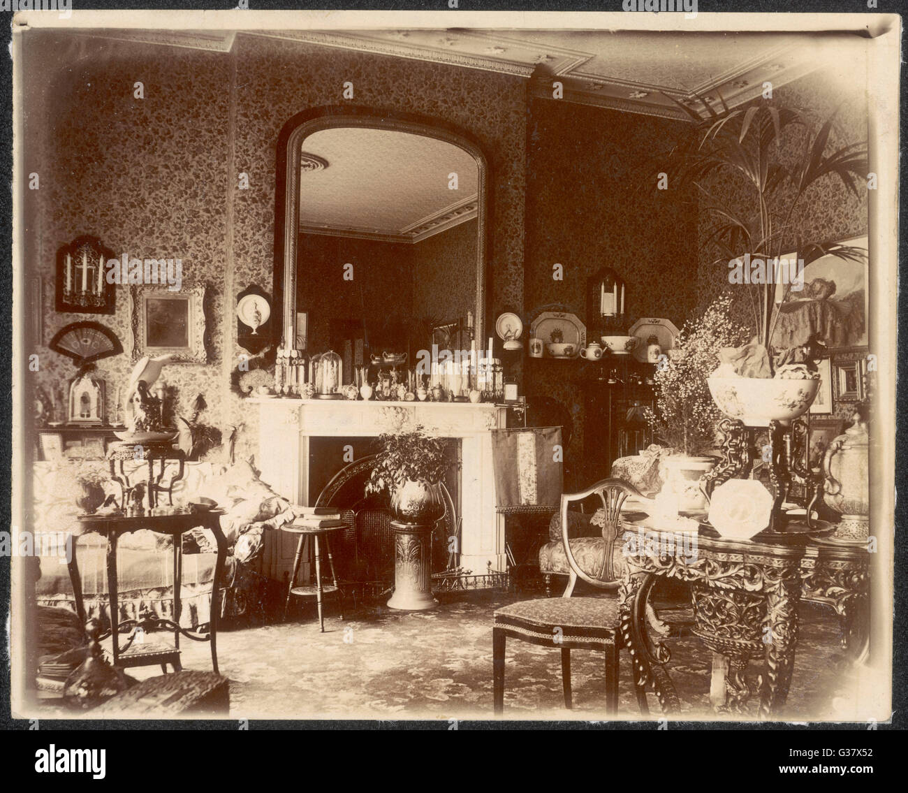 Un salon victorien Date : vers 1900 Banque D'Images