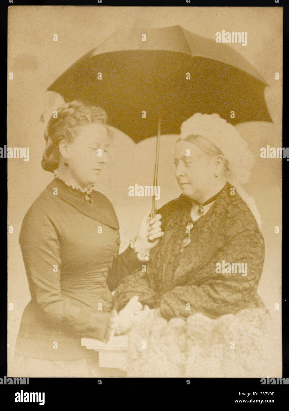 Queen Victoria avec la princesse Beatrice et le parapluie, 1878. Banque D'Images