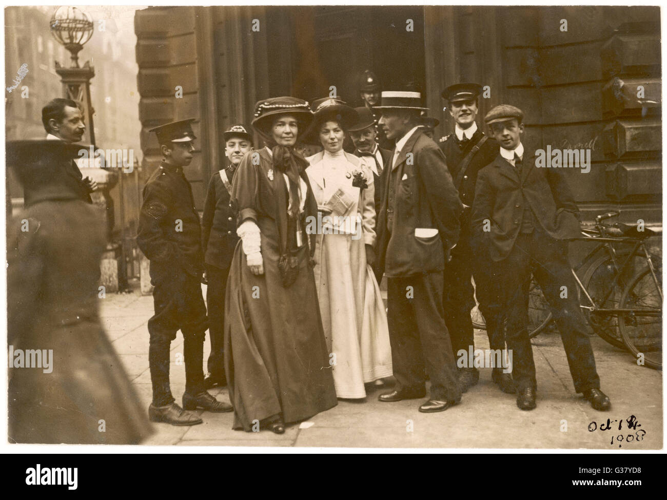 Sylvain Pankhurst et les Pethick-Lawrences en dehors du tribunal de première instance de Bow Street pendant 'rush' Procès. Date : 14 Octobre 1908 Banque D'Images