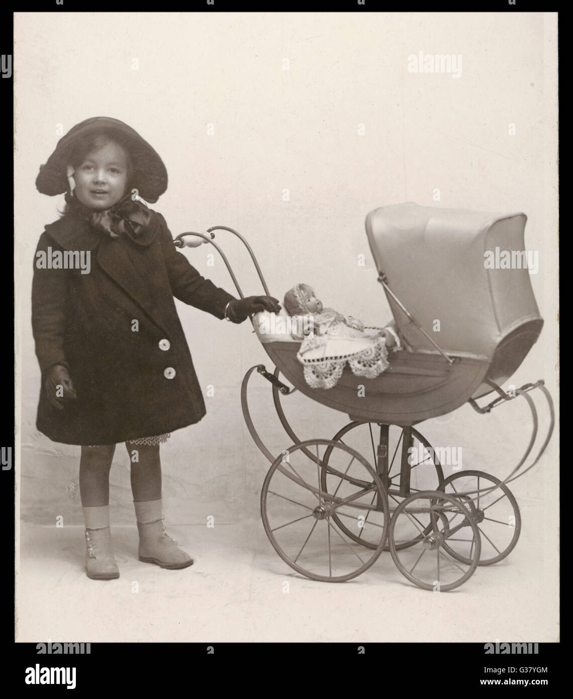 Poupee Dans Le Landau Banque D Image Et Photos Alamy