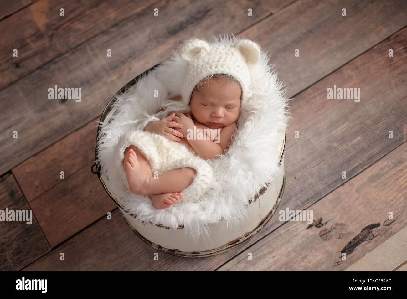 Un Passage Tire D Un Vieux Onze Jours Naissance Bebe Fille Dormir Dans Un Seau En Bois Elle Porte Un Ours Blanc En Bonneterie Bonn Photo Stock Alamy