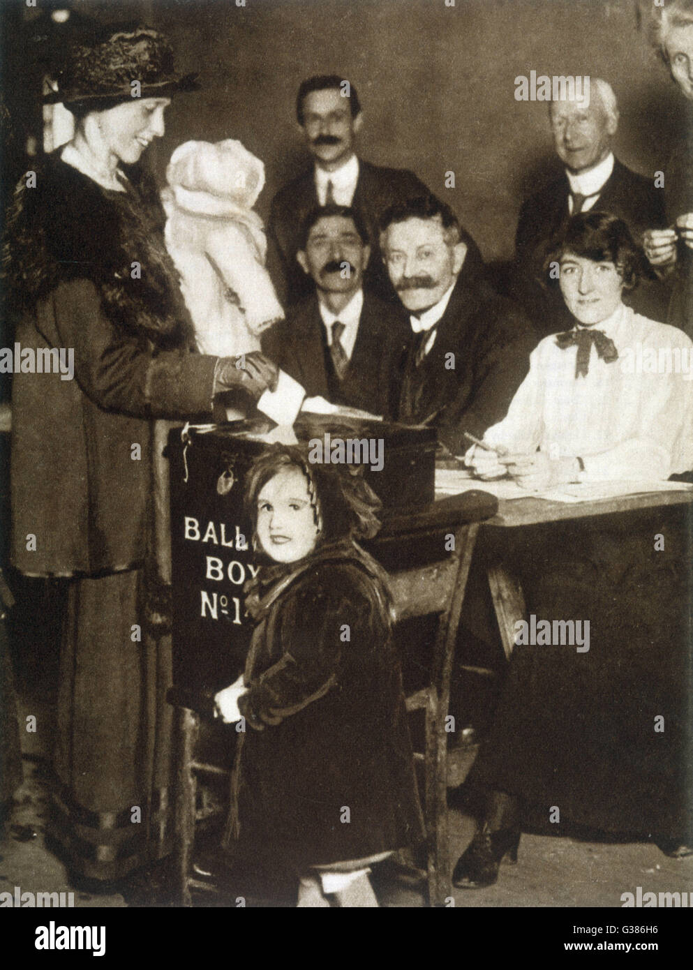 Les femmes britanniques de plus de 30 ans autorisés à voter pour la première fois Date : 14 Décembre 1918 Banque D'Images