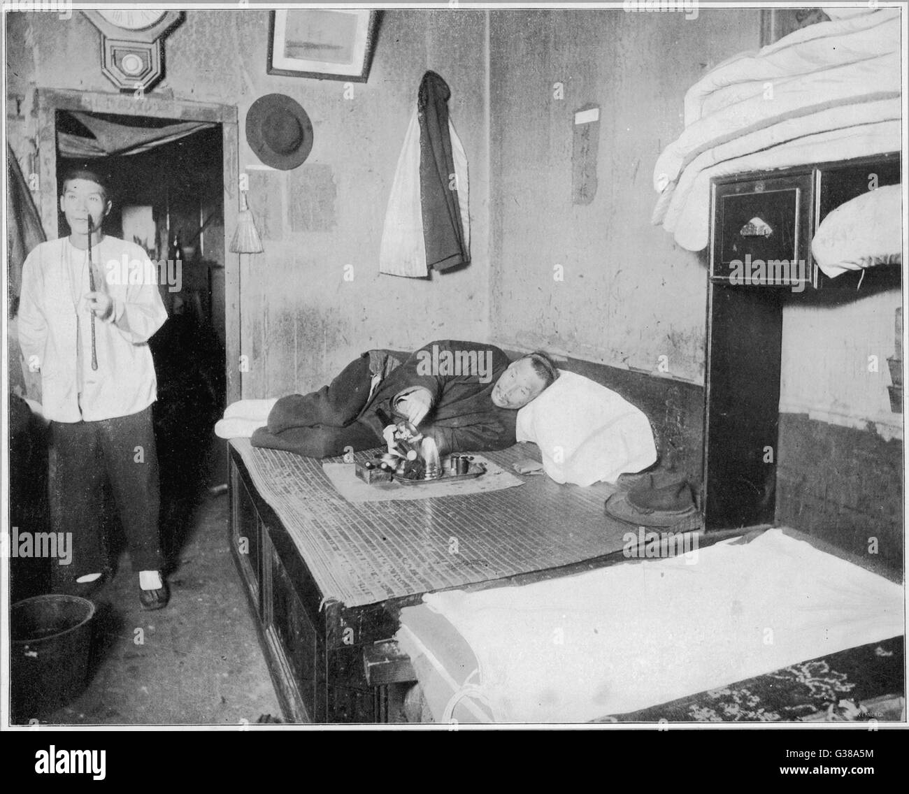 L'intérieur d'un opium den, San Francisco Date : 1895 Banque D'Images