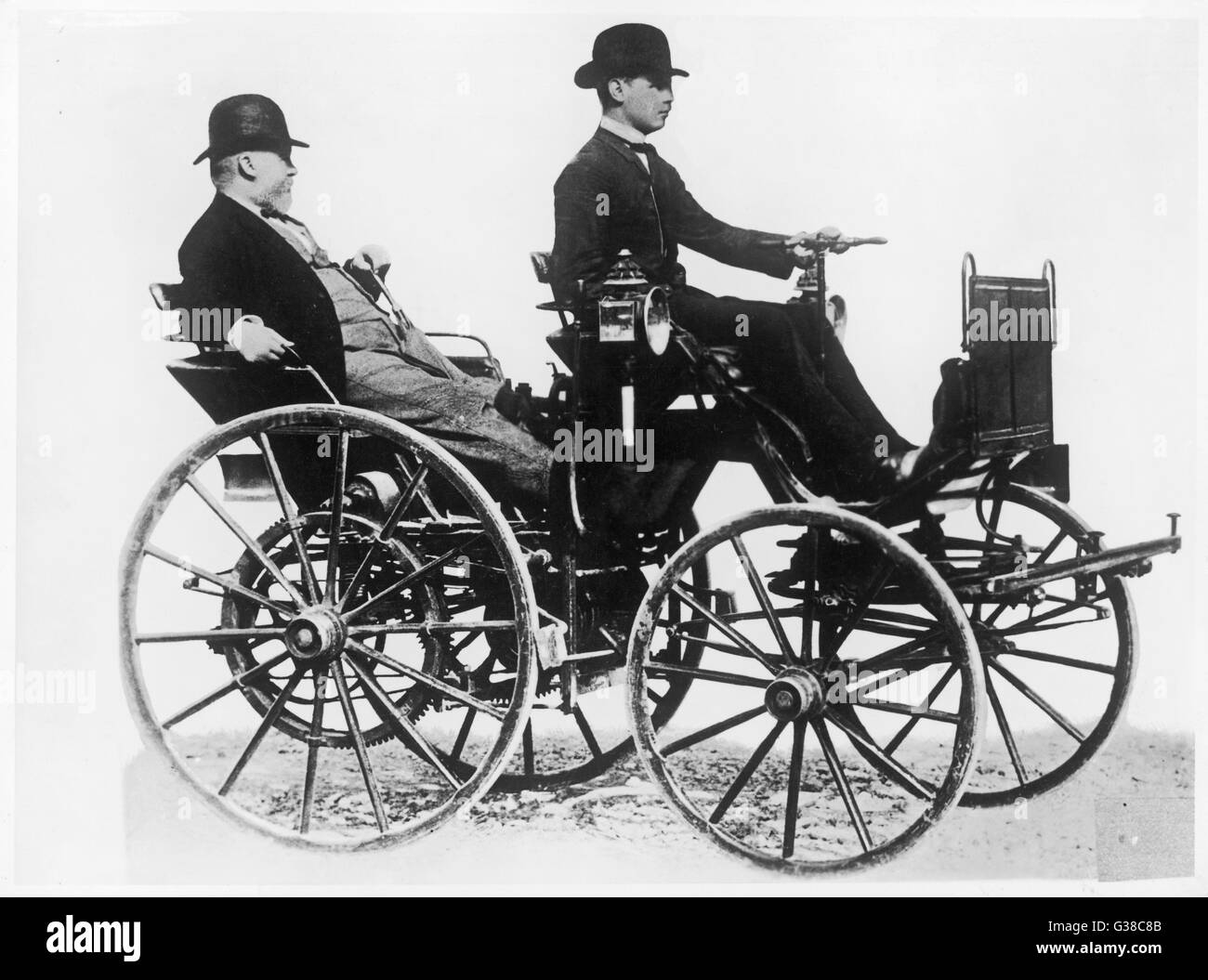 Gottlieb Daimler se cale alors que son fils Adolf prend le volant de son premier modèle Date : 1886 Banque D'Images