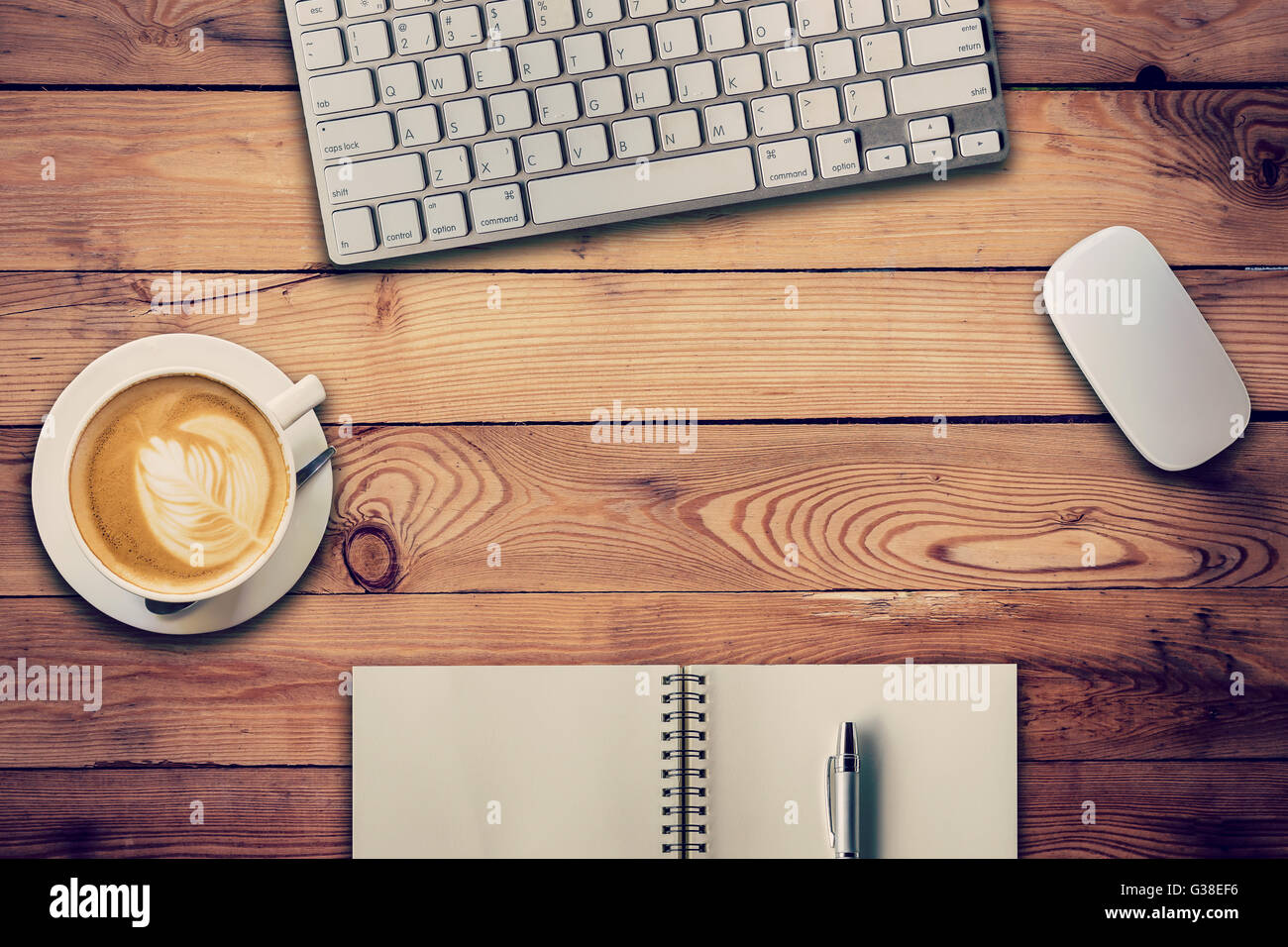 Table de bureau avec ordinateur, ordinateur portable et tasse à café. Banque D'Images