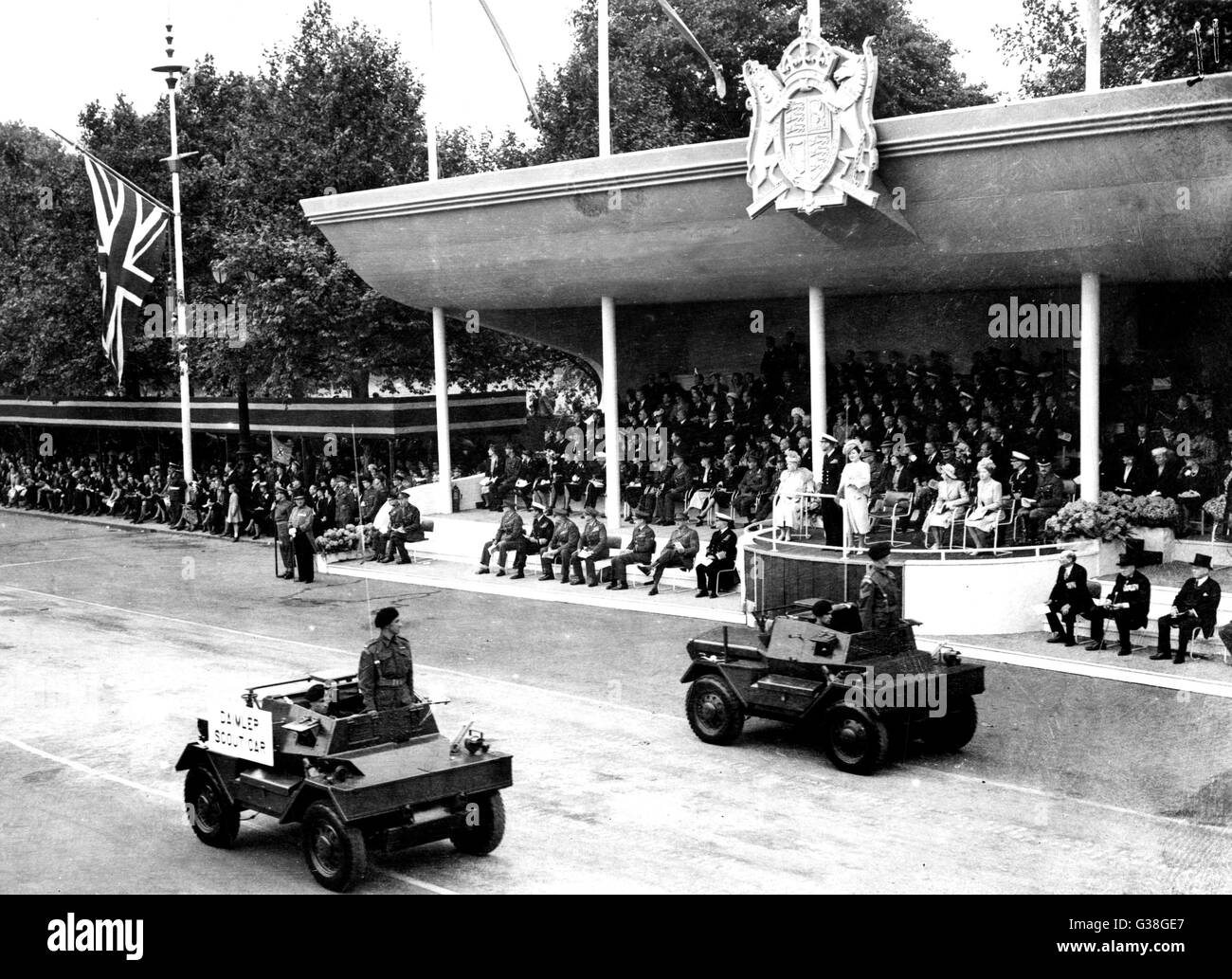 La revue de la Victoire : Daimler Scout voitures du Corps blindé royal passer le point de salut Date : 8 juin 1946 Banque D'Images