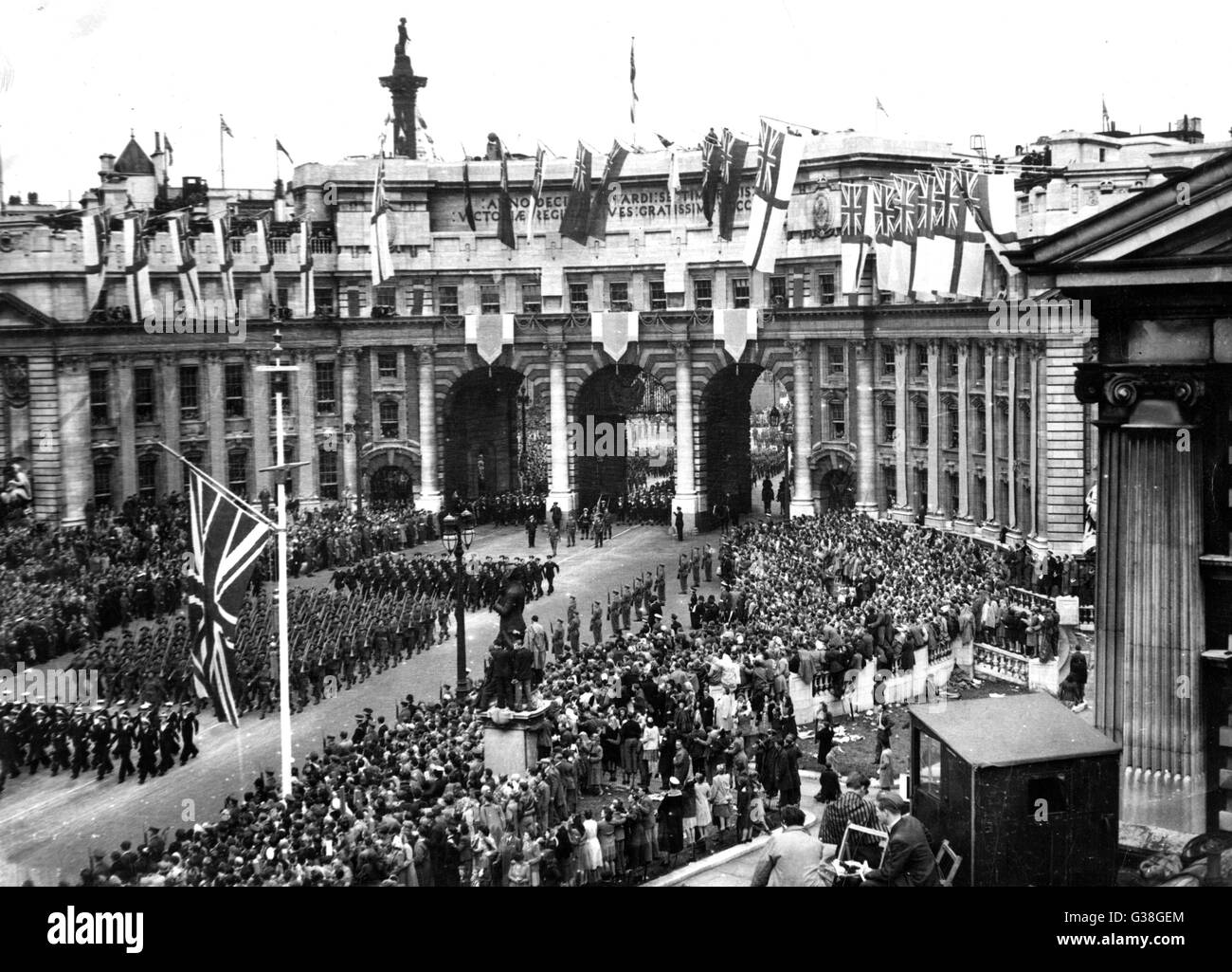 La revue de la Victoire : le contingent australien passe le long de la galerie marchande à l'Admiralty Arch. Date : 8 juin 1946 Banque D'Images