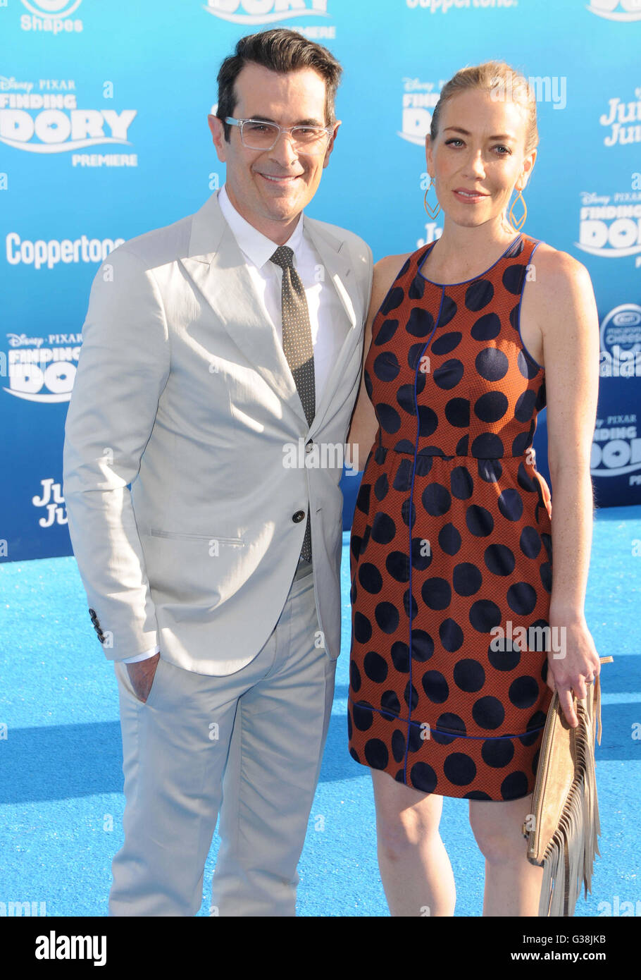 Hollywood, CA, USA. 8 juin, 2016. 08 juin 2016 - Hollywood. Ty Burrell, Holly Burrell. Arrivés pour la première mondiale de Disney-Pixar's ''trouver Dory'' tenue à l'El Capitan Theatre. Crédit photo : Birdie Thompson/AdMedia Crédit : Birdie Thompson/AdMedia/ZUMA/Alamy Fil Live News Banque D'Images