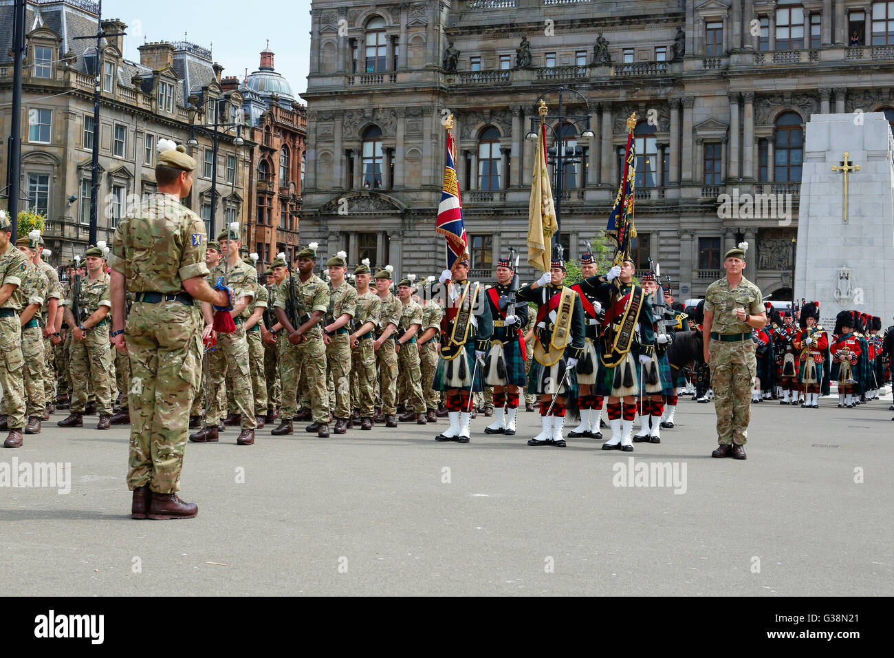 Glasgow, Ecosse, Royaume-Uni. 9 juin, 2016. Glasgow a célébré le retour de la parade Royal Highland Fusiliers après le succès de 4 mois en Afghanistan. Les rues bordées de spectateurs, encourageant les soldats qui ont marché par et le prévôt de Glasgow, Sadie Docherty, leur a souhaité la bienvenue accueil au nom de la ville de Glasgow. Credit : Findlay/Alamy Live News Banque D'Images