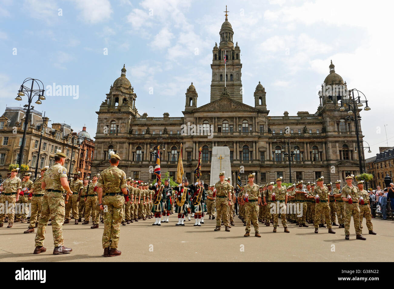 Glasgow, Ecosse, Royaume-Uni. 9 juin, 2016. Glasgow a célébré le retour de la parade Royal Highland Fusiliers après le succès de 4 mois en Afghanistan. Les rues bordées de spectateurs, encourageant les soldats qui ont marché par et le prévôt de Glasgow, Sadie Docherty, leur a souhaité la bienvenue accueil au nom de la ville de Glasgow. Credit : Findlay/Alamy Live News Banque D'Images