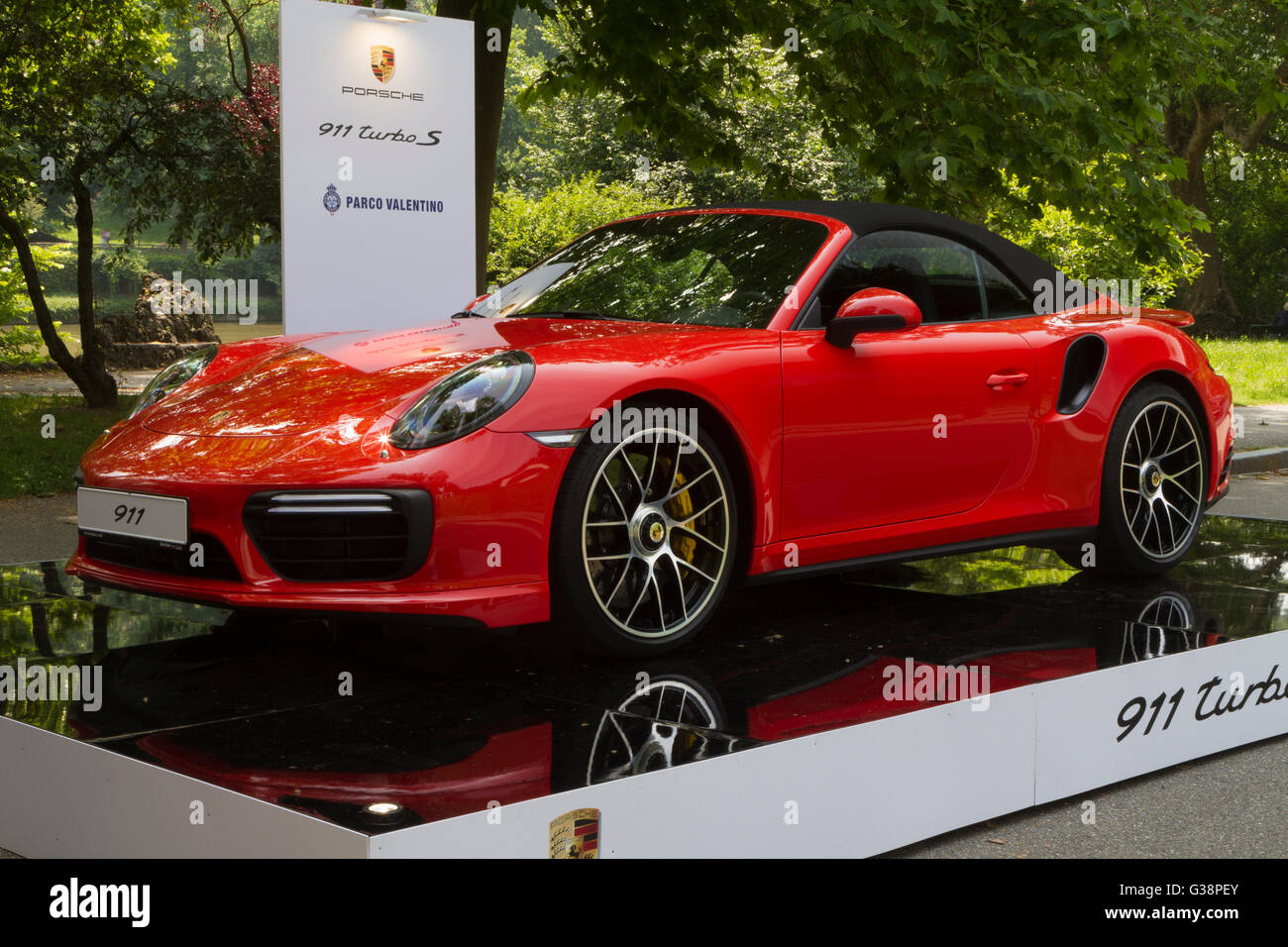 Turin, Italie, 8 juin 2016. Une Porsche 911 Turbo S rouge Banque D'Images