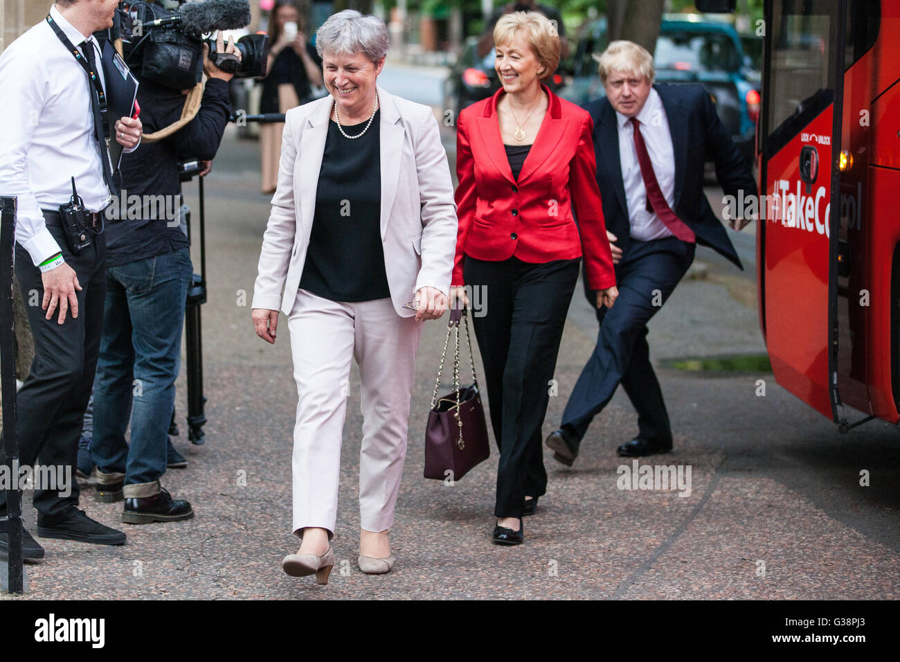 Londres, Royaume-Uni. 9 juin, 2016. Boris Johnson, Andrea Leadsom et Gisela Stuart arrivent sur le vote à la laisser battlebus studios ITV pour l'UE débat référendaire avec Nicola Sturgeon, Angela Eagle et Amber Rudd. Credit : Mark Kerrison/Alamy Live News Banque D'Images