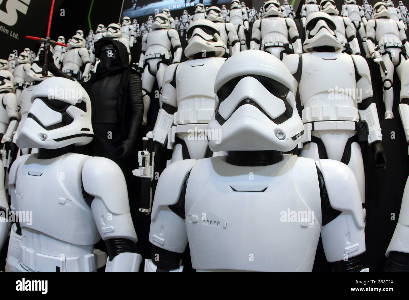 Tokyo, Japon. 9 juin, 2016. Jouet Figurine personnages de guerre des étoiles, Kylo Ren et storm troopers, produits par fabricant de jouets japonais Tomy sont affichés lors de l'Assemblée Tokyo Toy Show à Tokyo le Jeudi, Juin 9, 2016. Quelque 160 000 personnes attendent pour visiter les quatre jours du salon du jouet. © Yoshio Tsunoda/AFLO/Alamy Live News Banque D'Images