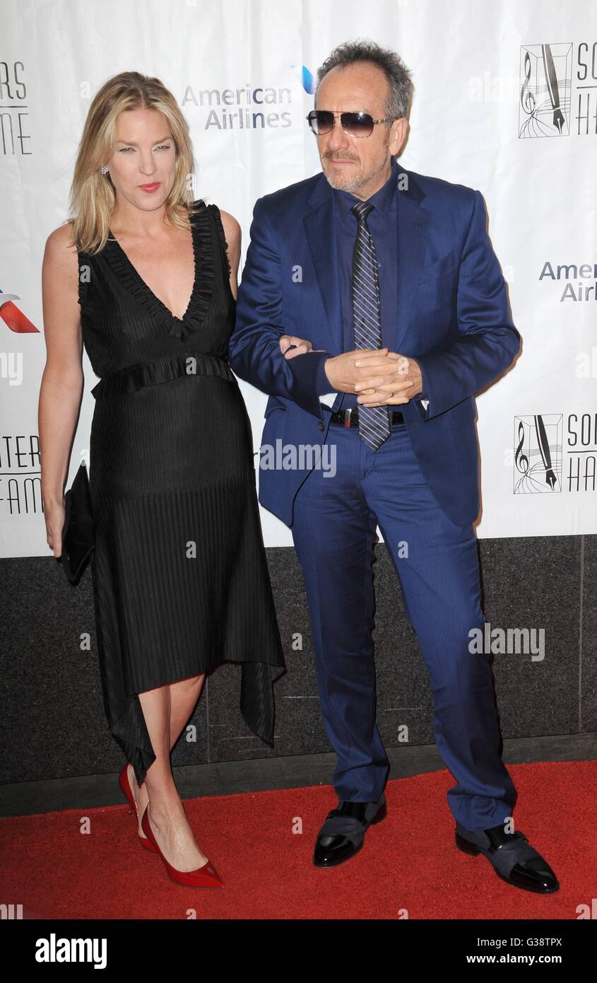 New York, NY, USA. 9 juin, 2016. Elvis Costello, Diana Krall au niveau des arrivées pour le 47ème rapport annuel d'intronisation au Temple de la renommée des auteurs-compositeurs et de remise des prix, le Marriott Marquis Times Square, New York, NY, le 9 juin 2016. Credit : Kristin Callahan/Everett Collection/Alamy Live News Banque D'Images