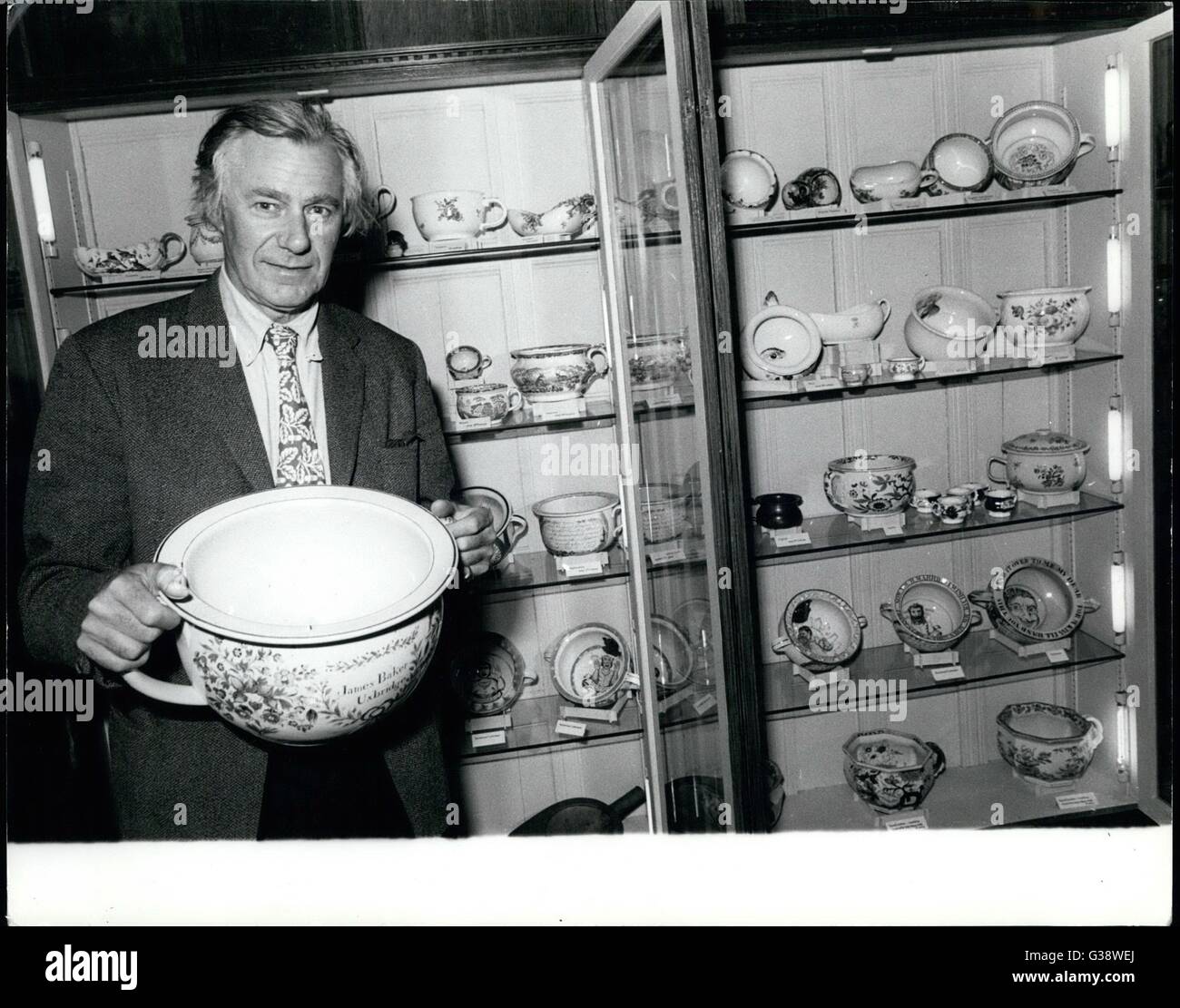 1965 - Vase Ming chine les collectionneurs d'antiquités © Keystone Photos USA/ZUMAPRESS.com/Alamy Live News Banque D'Images