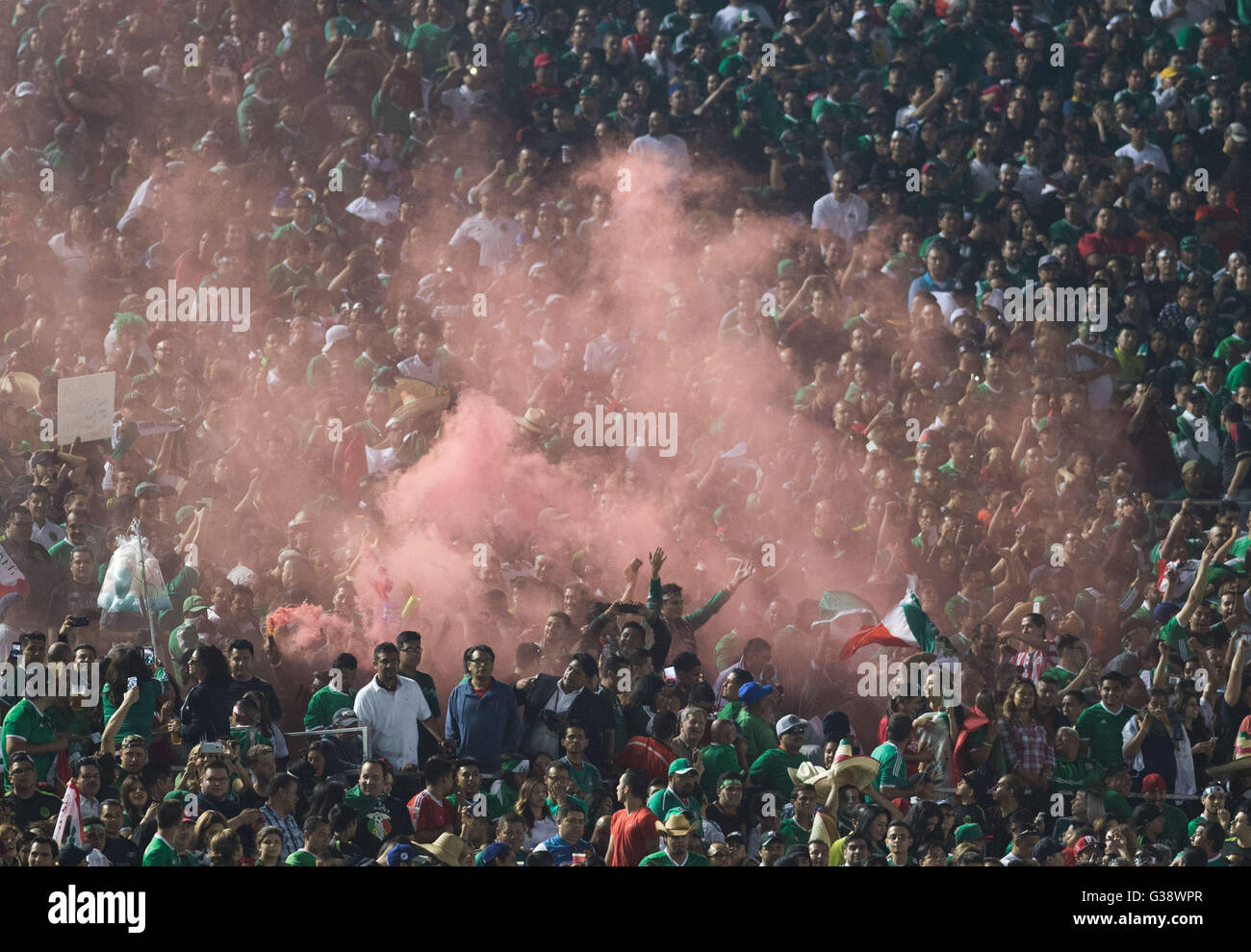 Pasadena, États-Unis. 9 juin, 2016. Les partisans de l'équipe du Mexique d'artifice de lumière pour célébrer un but au cours de la Copa America tournoi Centenario Groupe C match de football entre le Mexique et la Jamaïque à Pasadena, Californie, États-Unis, le 9 juin 2016. Crédit : Yang Lei/Xinhua/Alamy Live News Banque D'Images