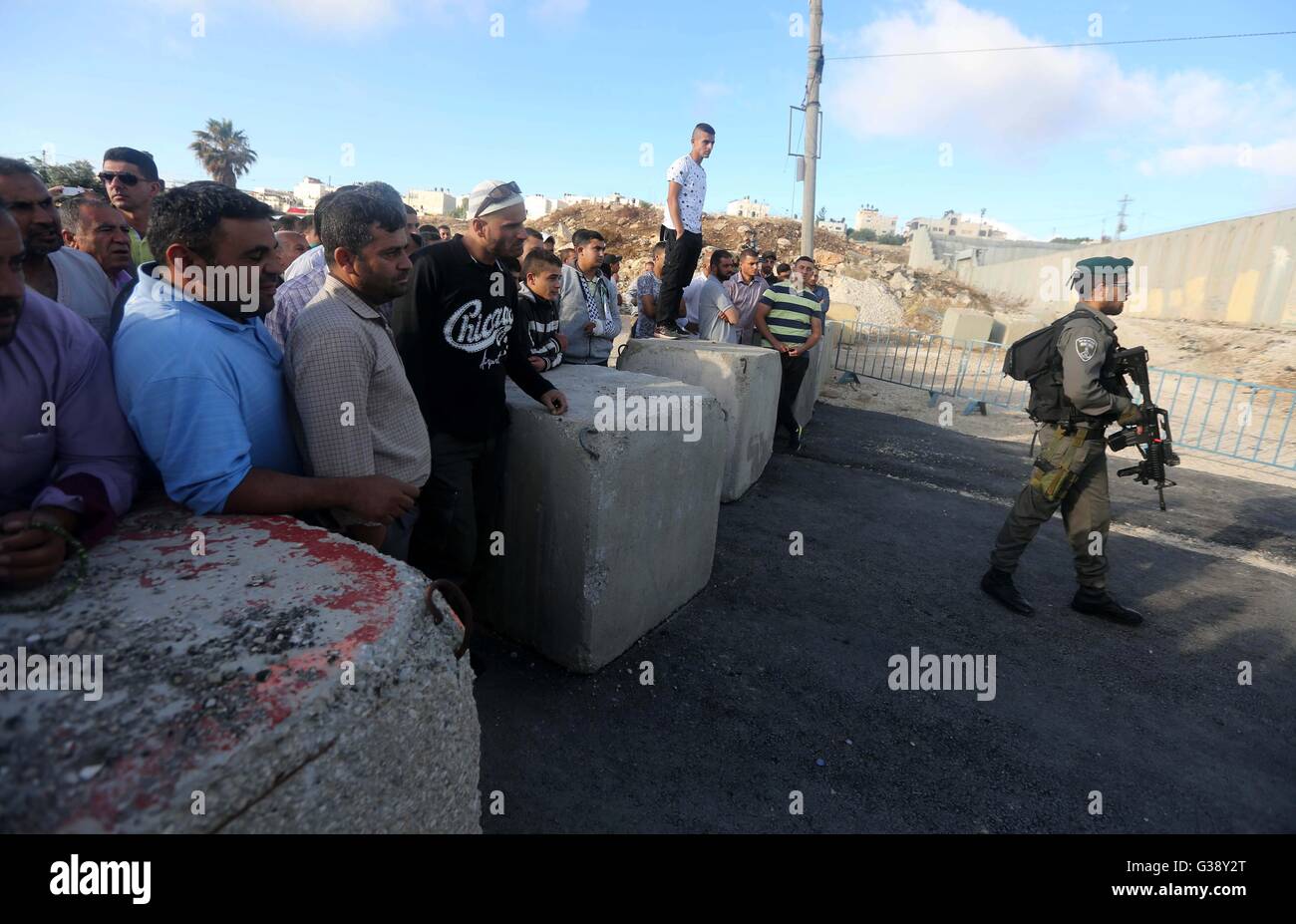 Ramallah, Cisjordanie, territoire palestinien. 10 Juin, 2016. Les palestiniens à pied vers le checkpoint de Qalandia, principal point de passage entre la ville de Ramallah, en Cisjordanie et à Jérusalem le 10 juin 2016, se rendant à la mosquée Al-Aqsa de Jérusalem pour la première prière du vendredi saint de la mois de jeûne du Ramadan musulman. Le Premier ministre israélien Benjamin Netanyahu a annoncé une série de mesures punitives et dissuasives contre les Palestiniens à la suite de la fusillade dans une boîte de nuit populaire Tel Aviv, l'attaque la plus meurtrière dans un mois-long vague de violence. Parmi les mesures, le gouvernement israélien (Cr Banque D'Images