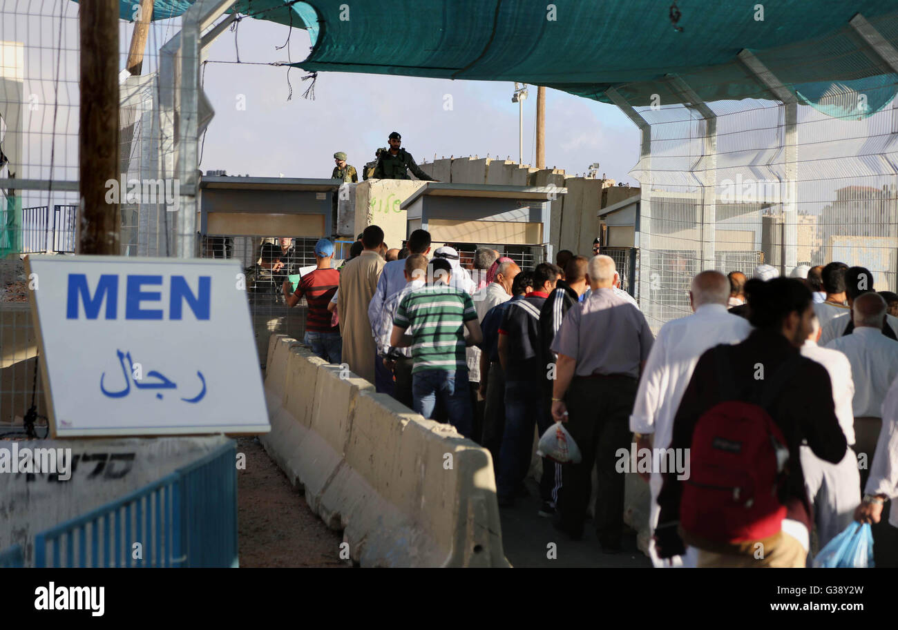 Ramallah, Cisjordanie, territoire palestinien. 10 Juin, 2016. Les palestiniens à pied vers le checkpoint de Qalandia, principal point de passage entre la ville de Ramallah, en Cisjordanie et à Jérusalem le 10 juin 2016, se rendant à la mosquée Al-Aqsa de Jérusalem pour la première prière du vendredi saint de la mois de jeûne du Ramadan musulman. Le Premier ministre israélien Benjamin Netanyahu a annoncé une série de mesures punitives et dissuasives contre les Palestiniens à la suite de la fusillade dans une boîte de nuit populaire Tel Aviv, l'attaque la plus meurtrière dans un mois-long vague de violence. Parmi les mesures, le gouvernement israélien (Cr Banque D'Images