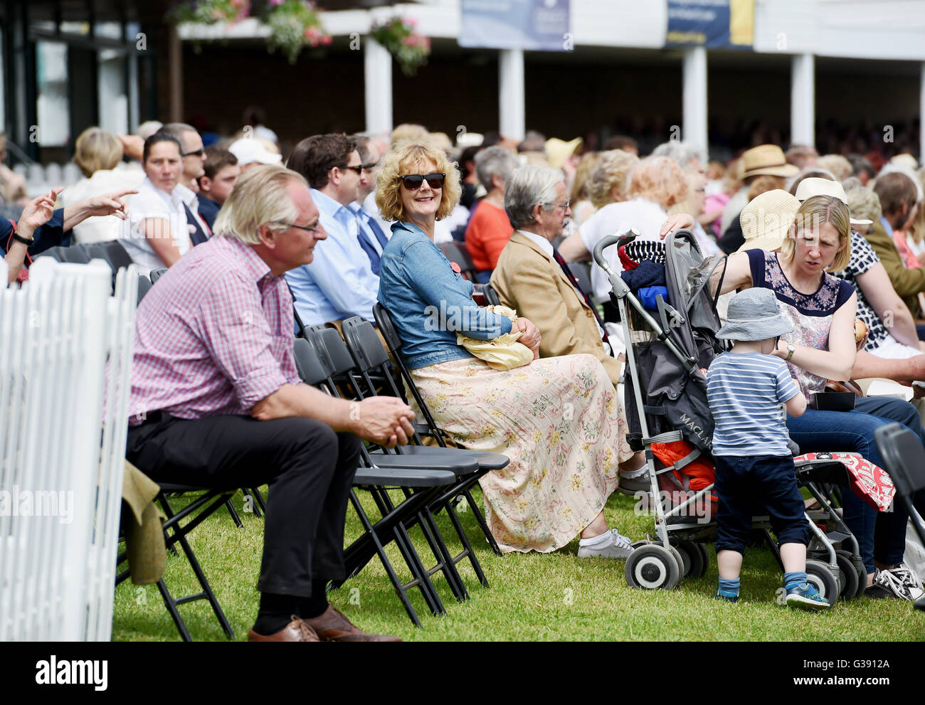 Ardingly, Sussex, UK. 10 juin 2016. La foule en chaleur du soleil pour le sud de l'Angleterre montrent l'Ardingly Showground à Sussex aujourd'hui . Le thème de cette année est 'année de brebis et des milliers de visiteurs sont attendus au cours des trois jours de crédit : Simon Dack/Alamy Live News Banque D'Images