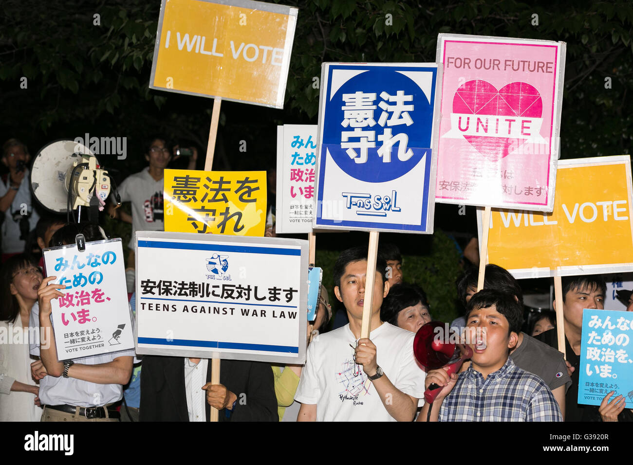 Membres de T-ns SOWL tenir des pancartes d'encourager les jeunes à voter à la Chambre des conseillers de l'été en dehors des élections du Parlement le 10 juin 2016, Tokyo, Japon. Les adolescents se lever pour s'opposer à la Guerre le droit (T-ns SOWL) est un activiste volontaire groupe d'élèves du secondaire dont les buts sont de protéger la démocratie et le pacifisme au Japon. Cette année, la Chambre des conseillers élections est la première fois que 18 et 19 ans peuvent voter, et les organisateurs de la manifestation a affirmé que 1500 a assisté à l'événement. © Rodrigo Reyes Marin/AFLO/Alamy Live News Banque D'Images