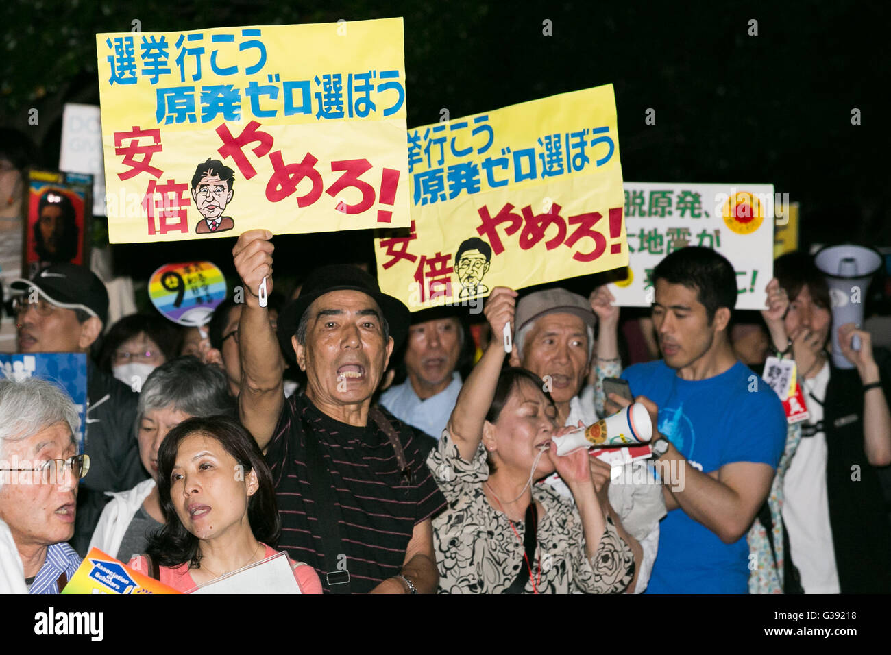 Membres de T-ns SOWL tenir des pancartes d'encourager les jeunes à voter à la Chambre des conseillers de l'été en dehors des élections du Parlement le 10 juin 2016, Tokyo, Japon. Les adolescents se lever pour s'opposer à la Guerre le droit (T-ns SOWL) est un activiste volontaire groupe d'élèves du secondaire dont les buts sont de protéger la démocratie et le pacifisme au Japon. Cette année, la Chambre des conseillers élections est la première fois que 18 et 19 ans peuvent voter, et les organisateurs de la manifestation a affirmé que 1500 a assisté à l'événement. © Rodrigo Reyes Marin/AFLO/Alamy Live News Banque D'Images