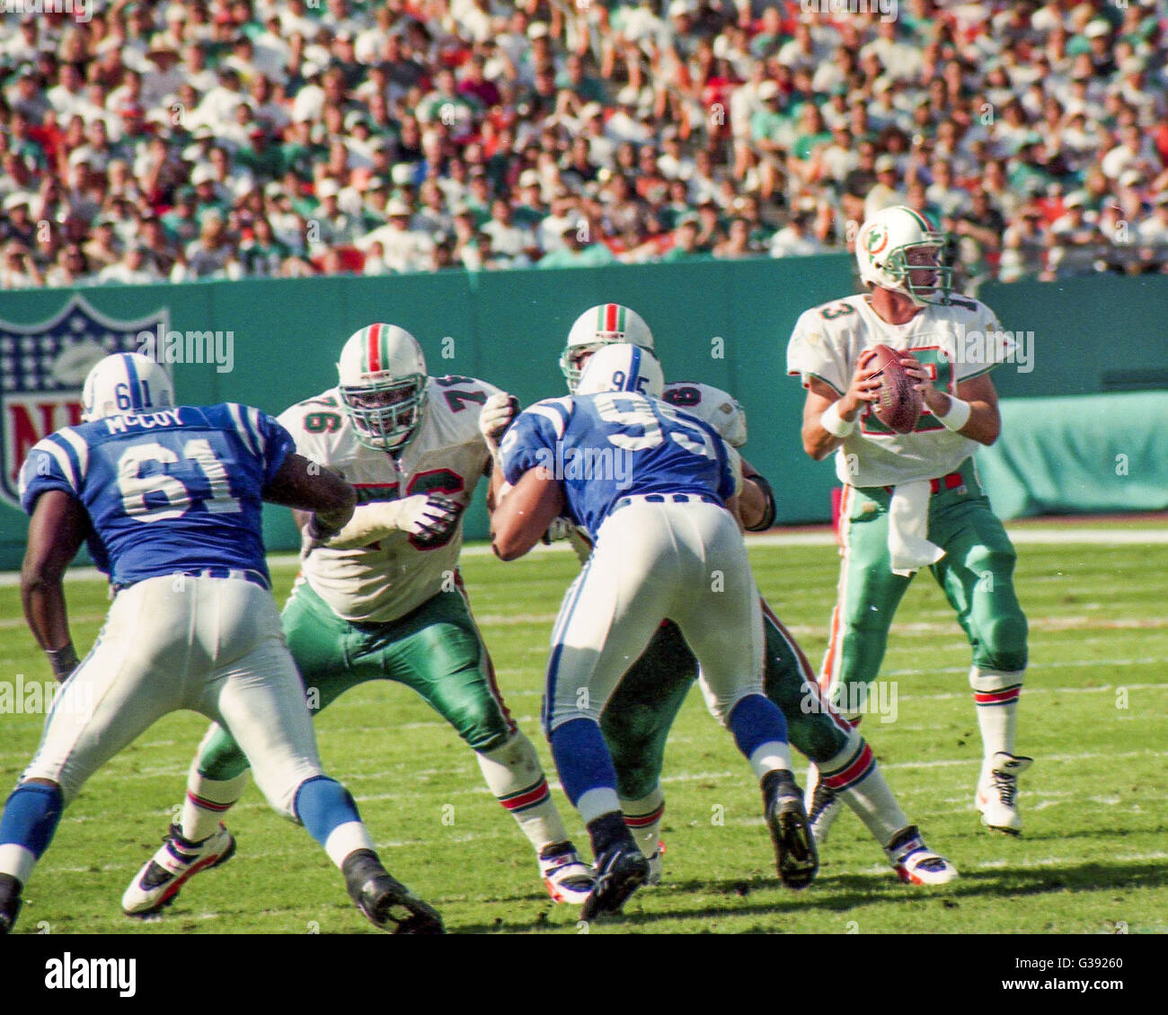 Miami Gardens, Florida, US. 10 Nov, 1996. Le quart des Dolphins de Miami Dan Marino (13) est devenu le premier joueur de l'histoire de la NFL pour atteindre 50 000 mètres de passage lorsqu'il a rempli ce 36 verges à col large receveur O.J. McDuffie au cours du deuxième trimestre de l'Dauphins 37-13 victoire sur les Indianapolis Colts à Miami. © Arnold Drapkin/ZUMA/Alamy Fil Live News Banque D'Images