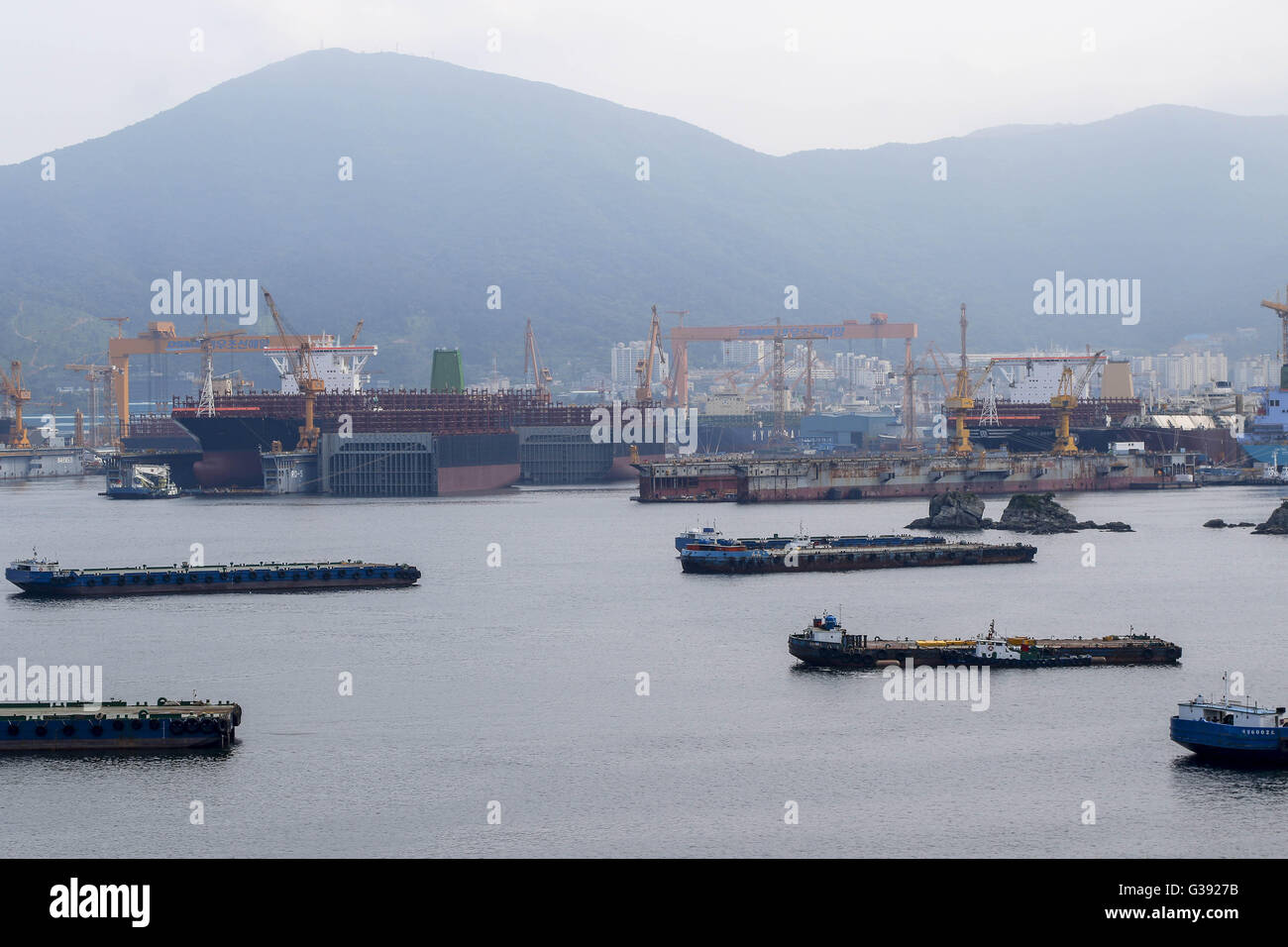 Gyeongnam, Geoje, Corée du Sud. 7 juin, 2016. Des navires en construction s'asseoir amarré au chantier naval de DSME, Geoje en Corée du Sud. La construction navale a été au centre de l'économie de la Corée du Sud depuis les années 1970. Les navires ont représenté 8,5 pour cent des exportations totales du pays jusqu'en juin 20 de octobre 2015, selon le ministère du commerce. Après plus d'une décennie de domination mondiale, les constructeurs de la Corée du Sud font face à une crise sans précédent qui menace la survie même de l'un des secteurs phares de l'Asie quatrième économie mondiale. Les grands constructeurs Coréens du Sud visant à restructurer leurs opérations Banque D'Images