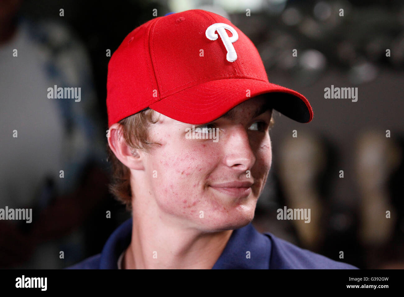 Carlsbad, Californie, États-Unis. 9 juin, 2016. La Costa Canyon de baseball MICKEY MONIAK met sur un cap Phillies juste après il a été annoncé que les Phillies de Philadelphie l'a ramassé comme le nombre un MLB de draft tandis qu'à la maison de la tante de Moniak à Carlsbad, jeudi. © Hayne Palmour iv/San Diego Union-Tribune/ZUMA/Alamy Fil Live News Banque D'Images