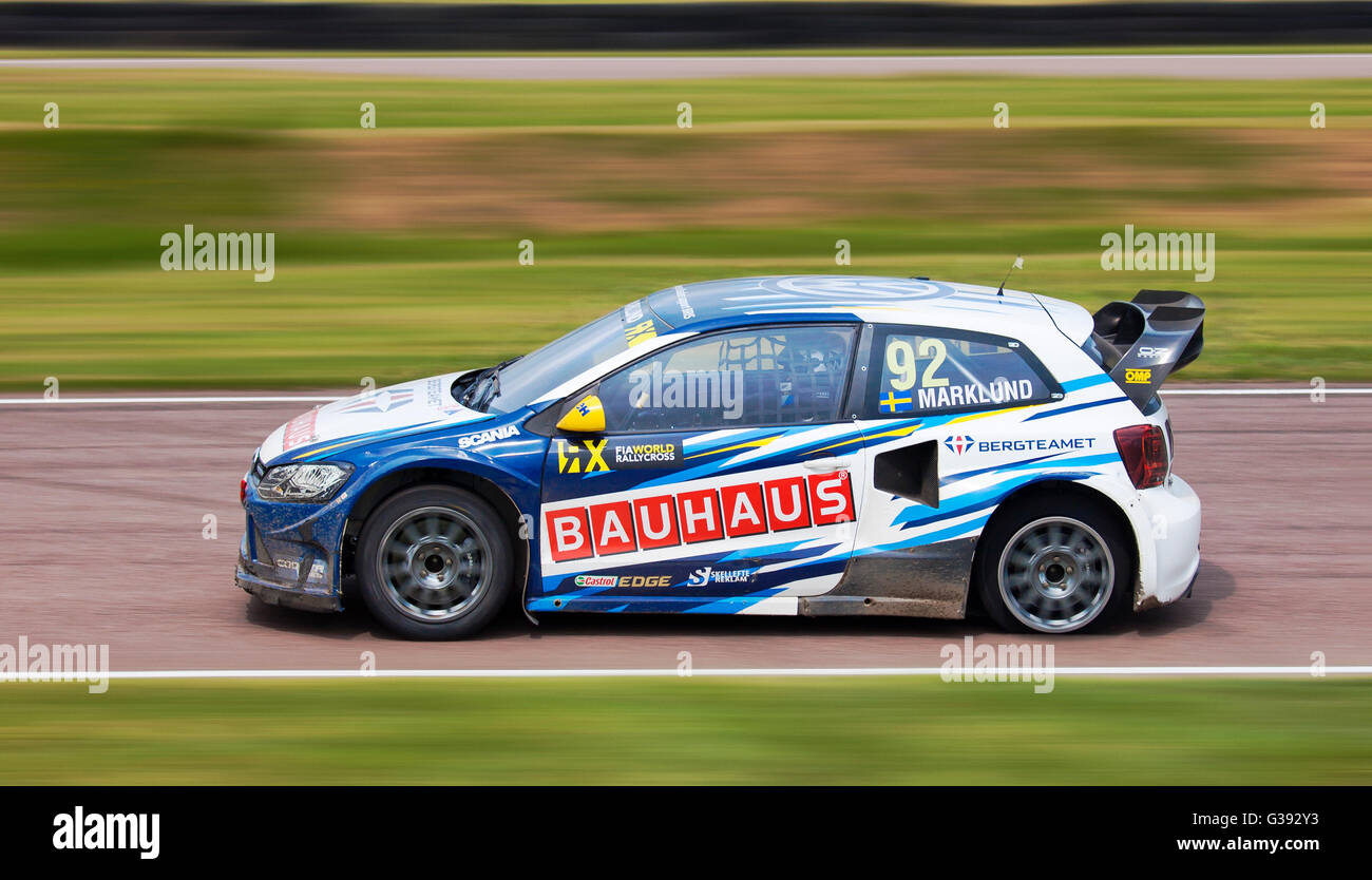 Voitures de course du monde, la VW Polo conduit par Anton Marklund, avec une crevaison de la roue arrière. Banque D'Images