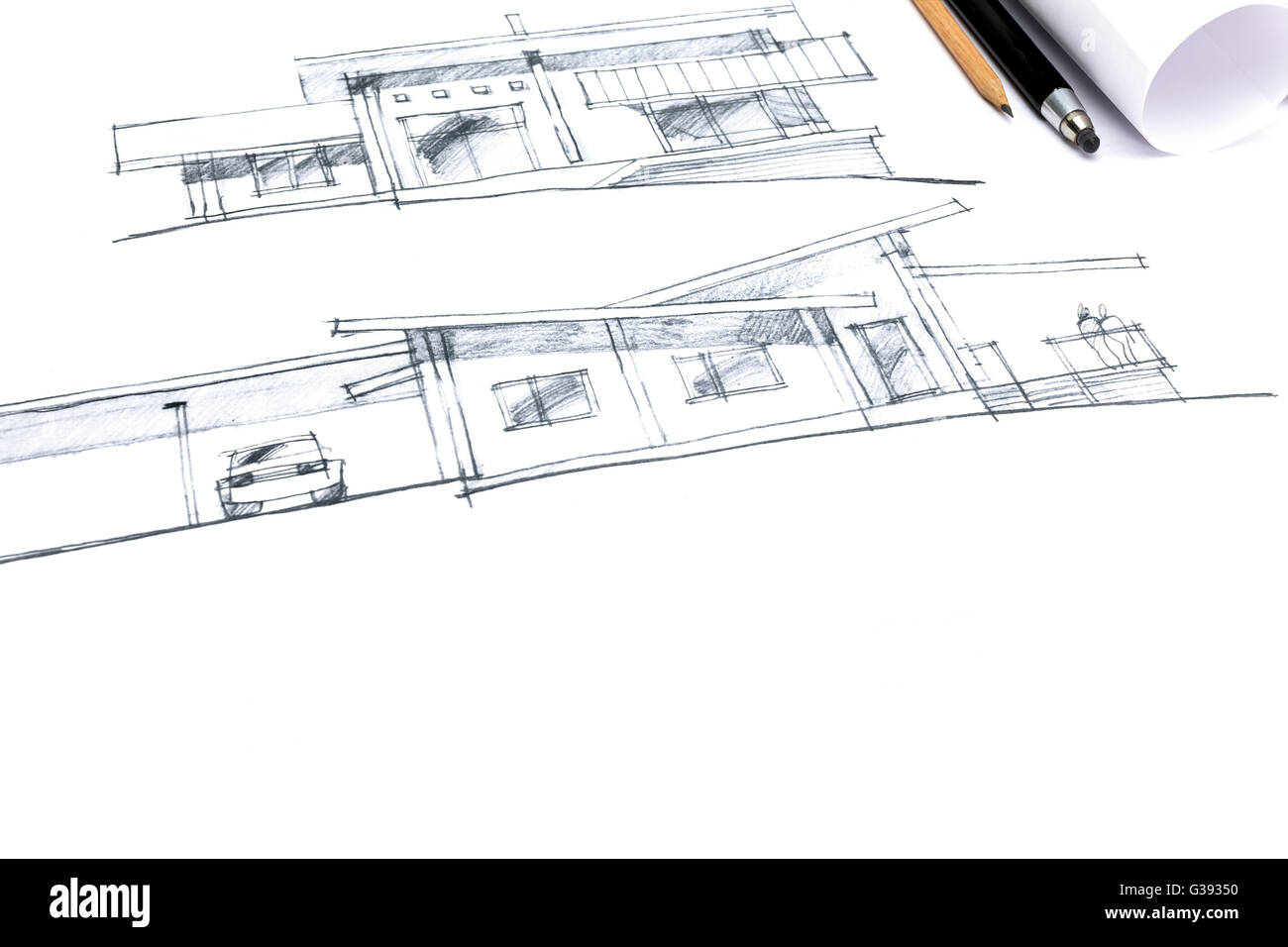 Croquis au crayon de l'architecte d'une maison neuve avec des crayons et  des rouleaux de papier à côté de lui Photo Stock - Alamy