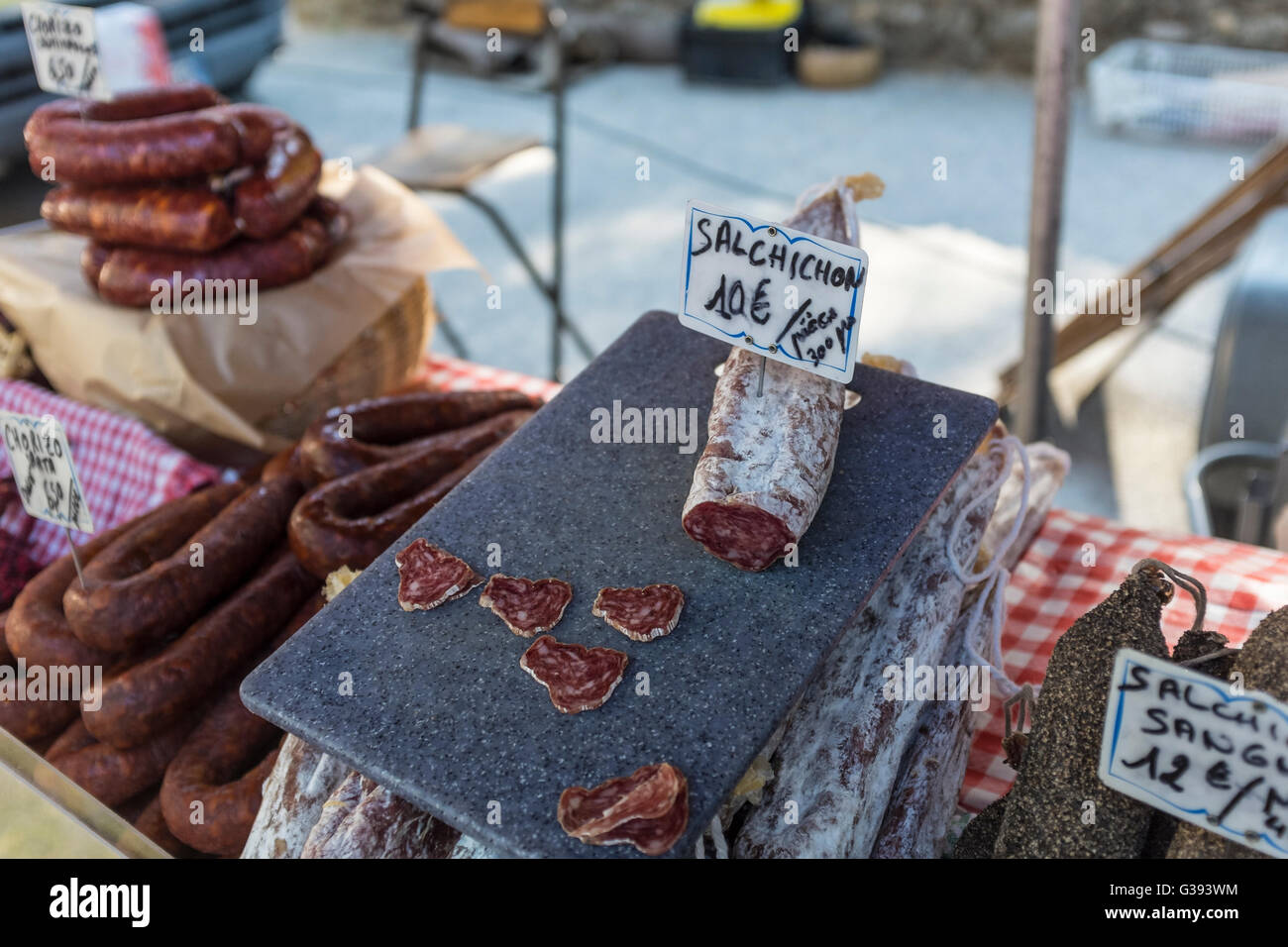 Saucisse saucisson sur l'affichage à un marché plein air, Lourmarin, Luberon, Vaucluse, Provence-Alpes-Côte d'Azur, France Banque D'Images