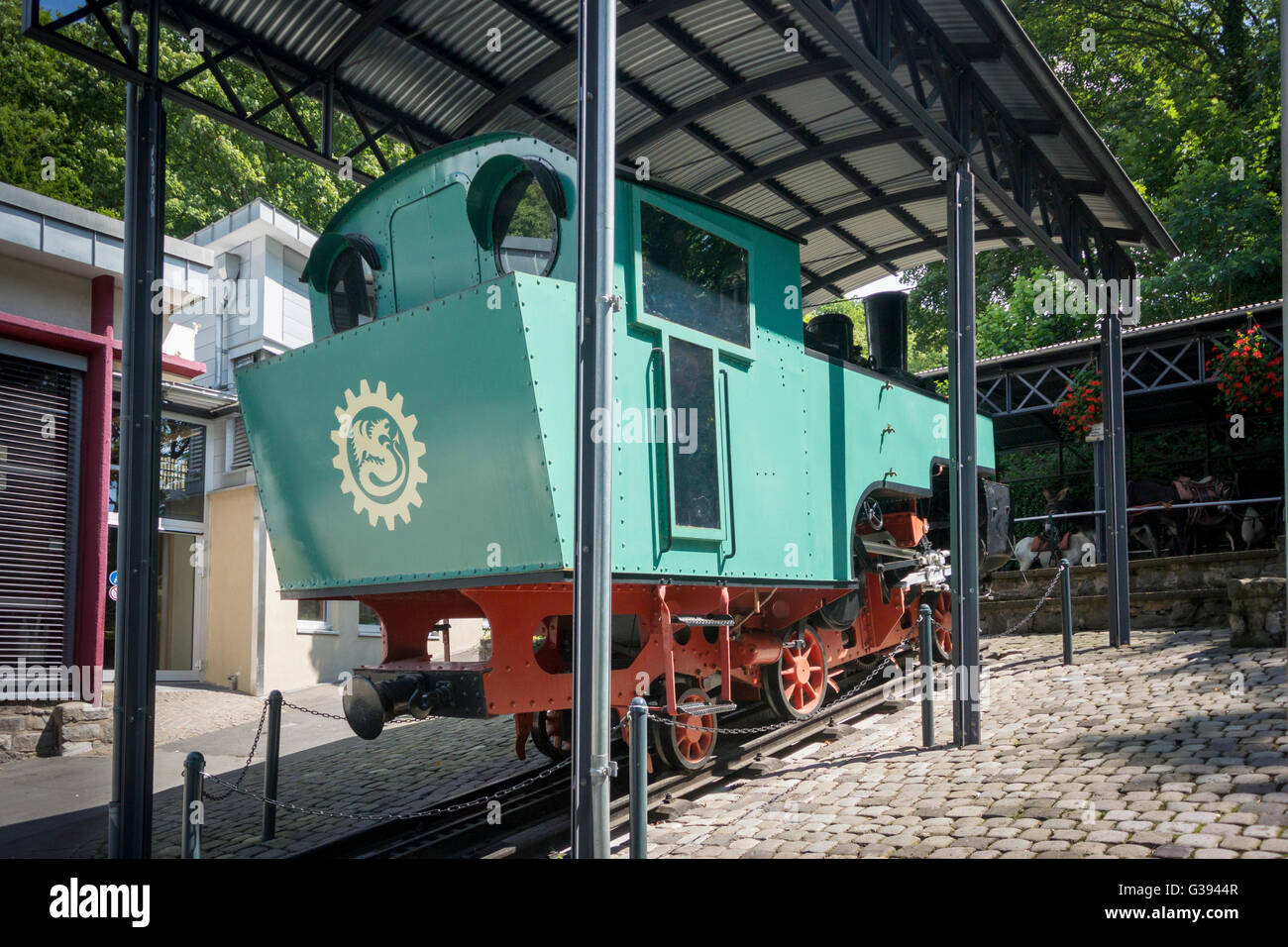 Un train à crémaillère moteur en Allemagne, château Drachenburg Banque D'Images